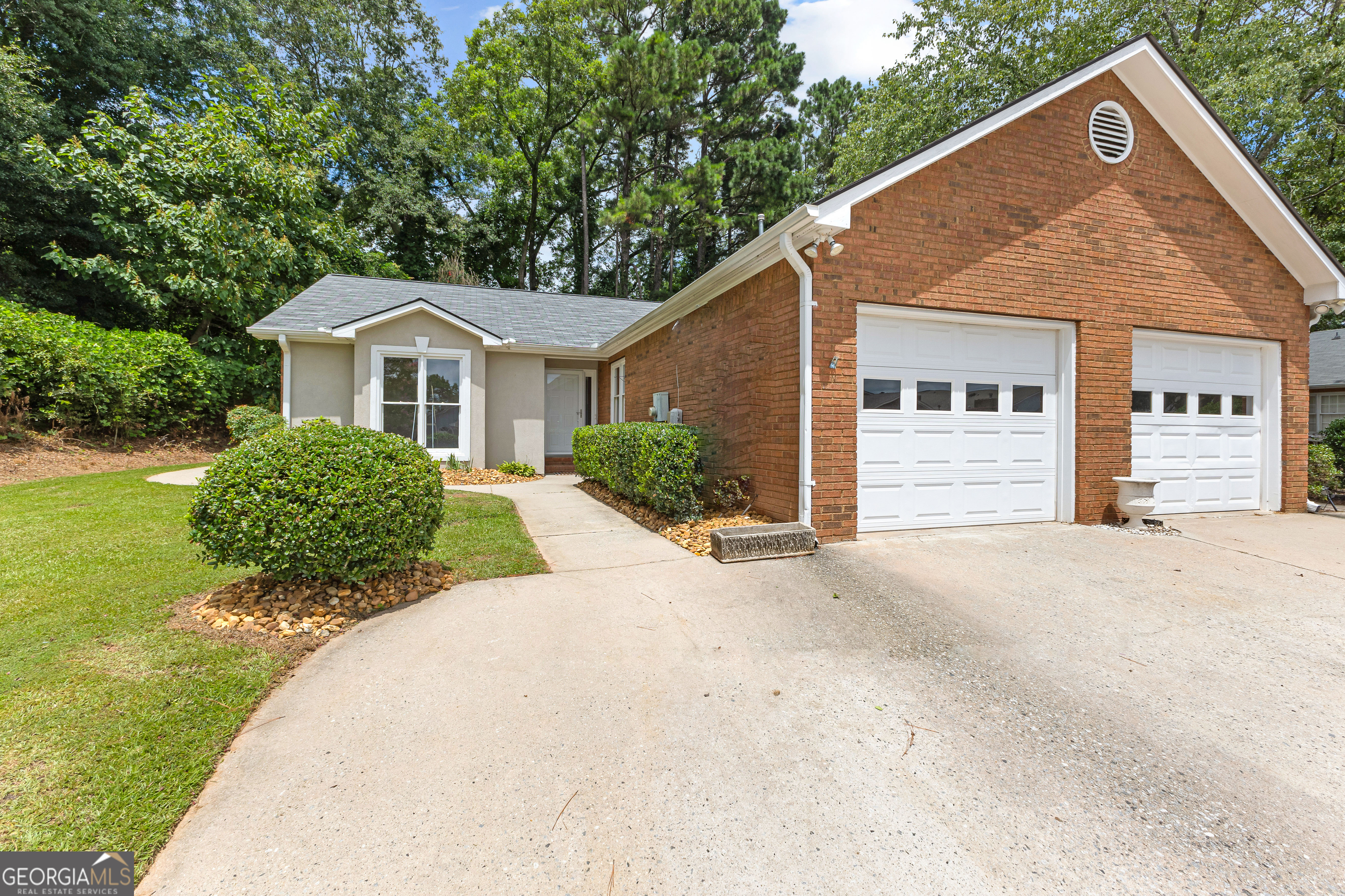 195 Garden Court Property Photo 1