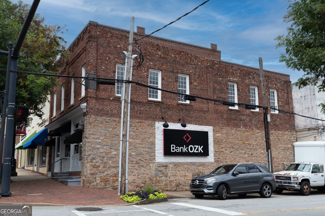 10 E Broad Street Property Photo 4