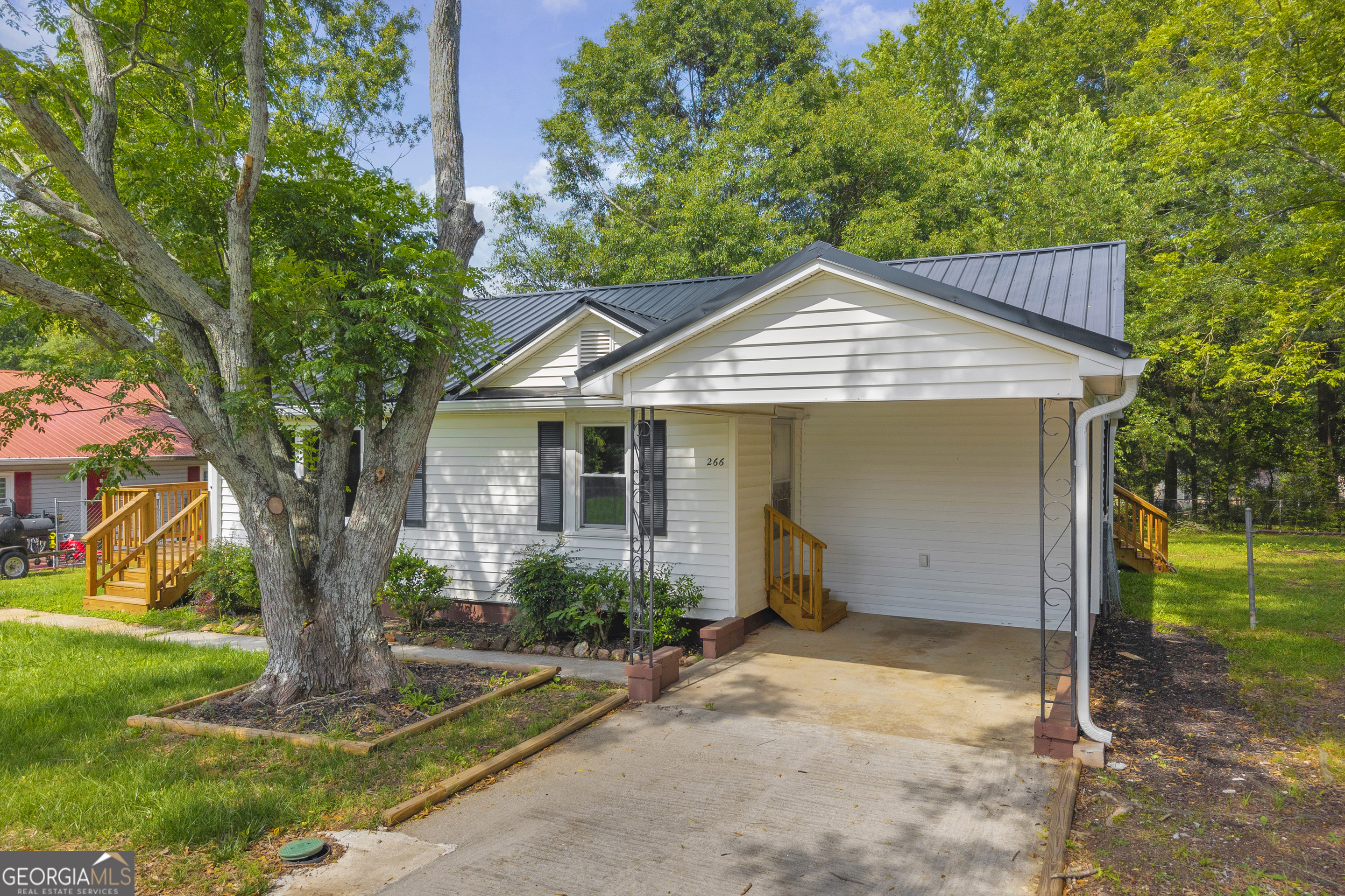 266 Randall Street Property Photo 4