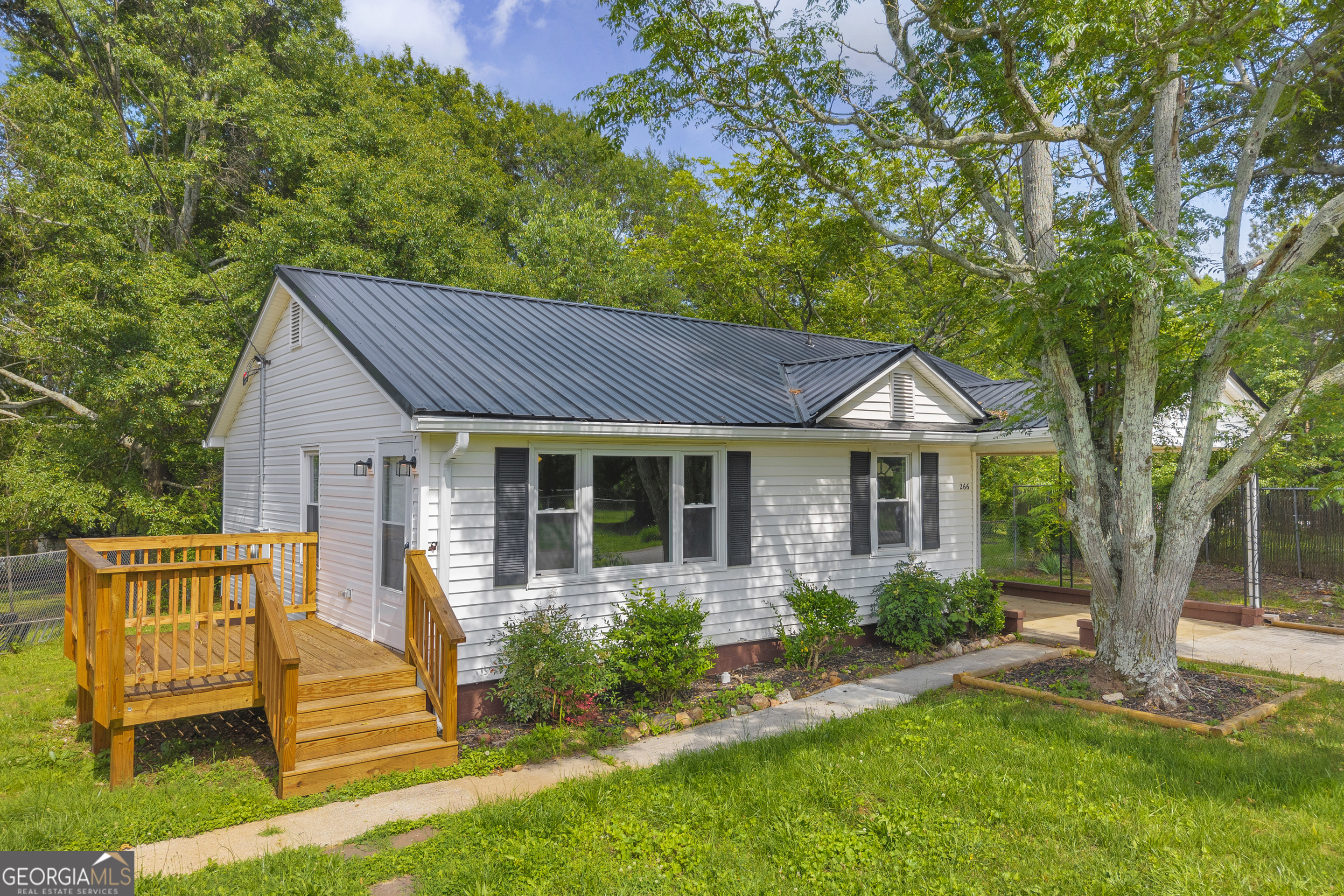 266 Randall Street Property Photo 5