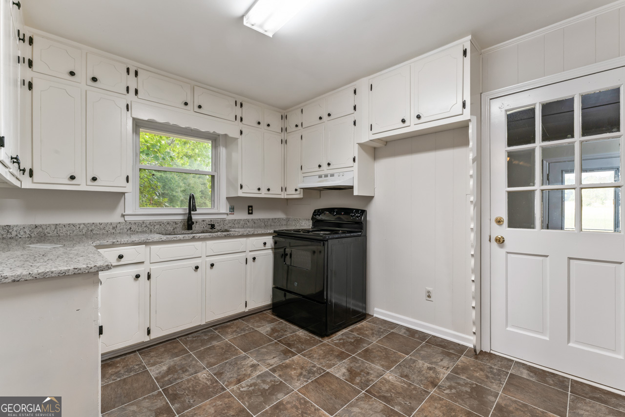 4904 Highway 81 E Property Photo 15