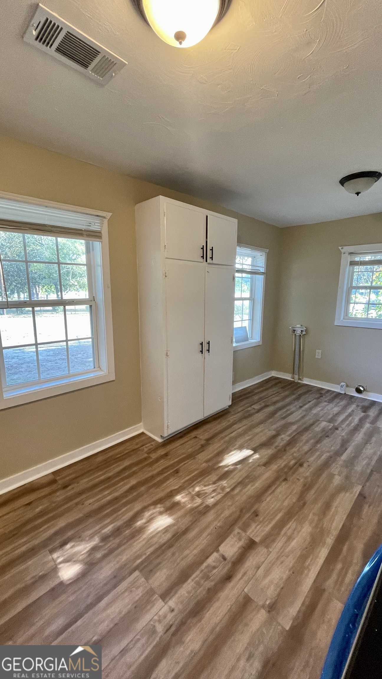 611 W Moore Street Property Photo 12