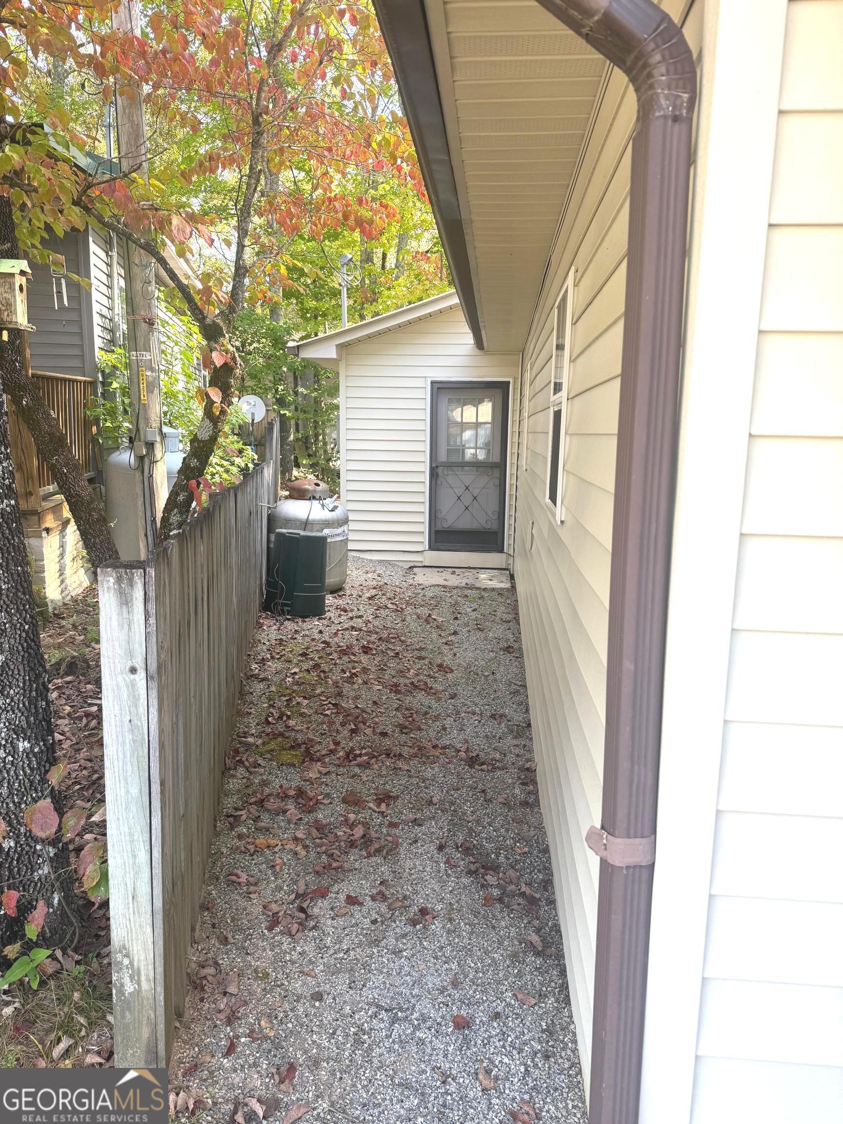 29 Cindy Parkway Property Photo 5