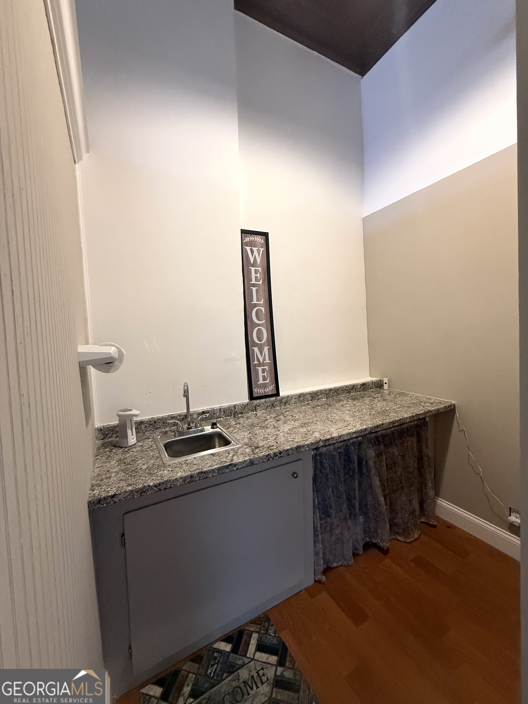 1174 E Main Street Property Photo 5