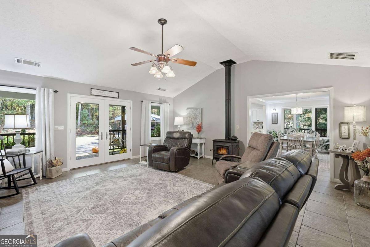 136 Ross Road Property Photo 11