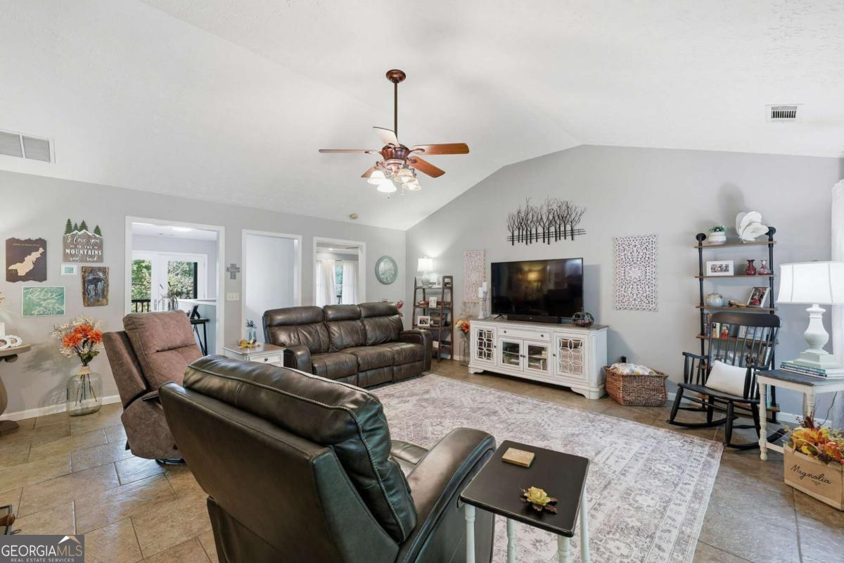 136 Ross Road Property Photo 12