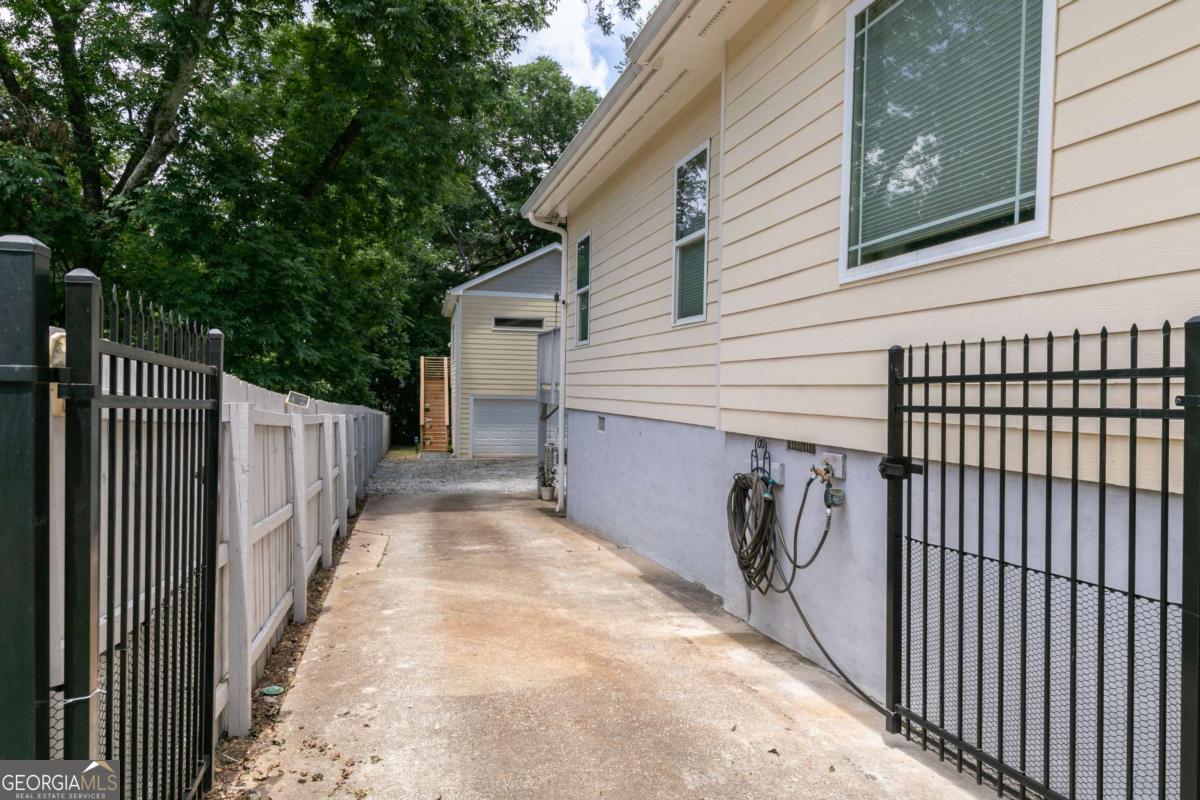 1084 Sanders Avenue SE # B Property Photo 1