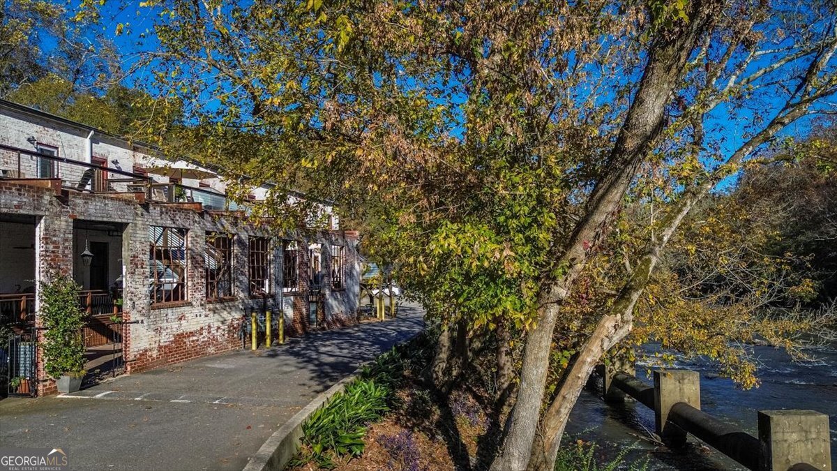 585 White Circle # 17 Property Photo 1