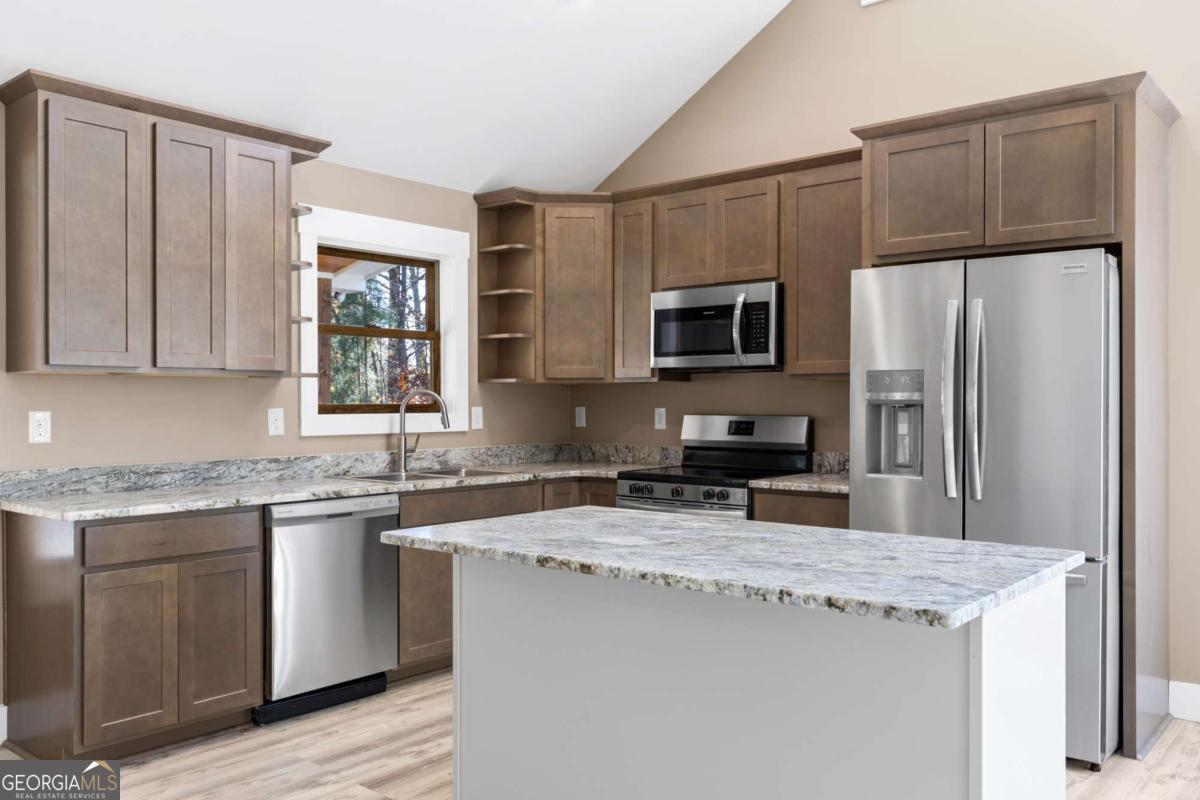 1054 Lakeland Drive Property Photo 8