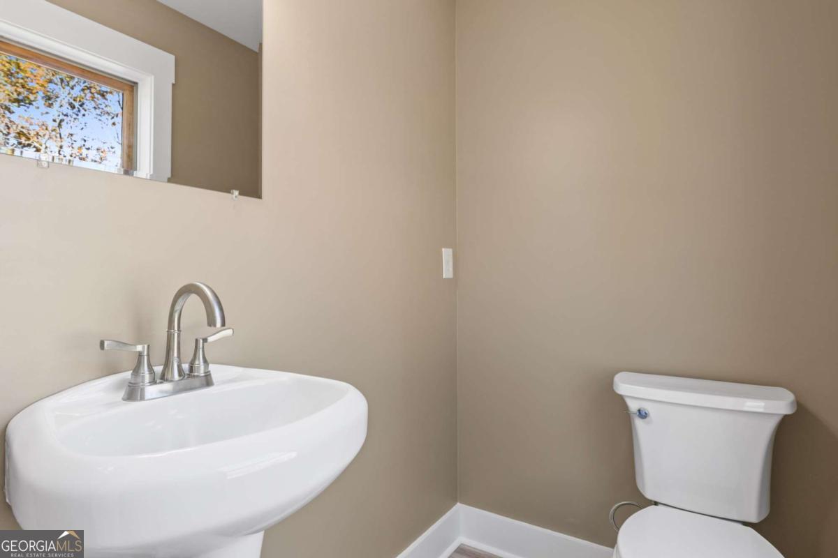 1054 Lakeland Drive Property Photo 11