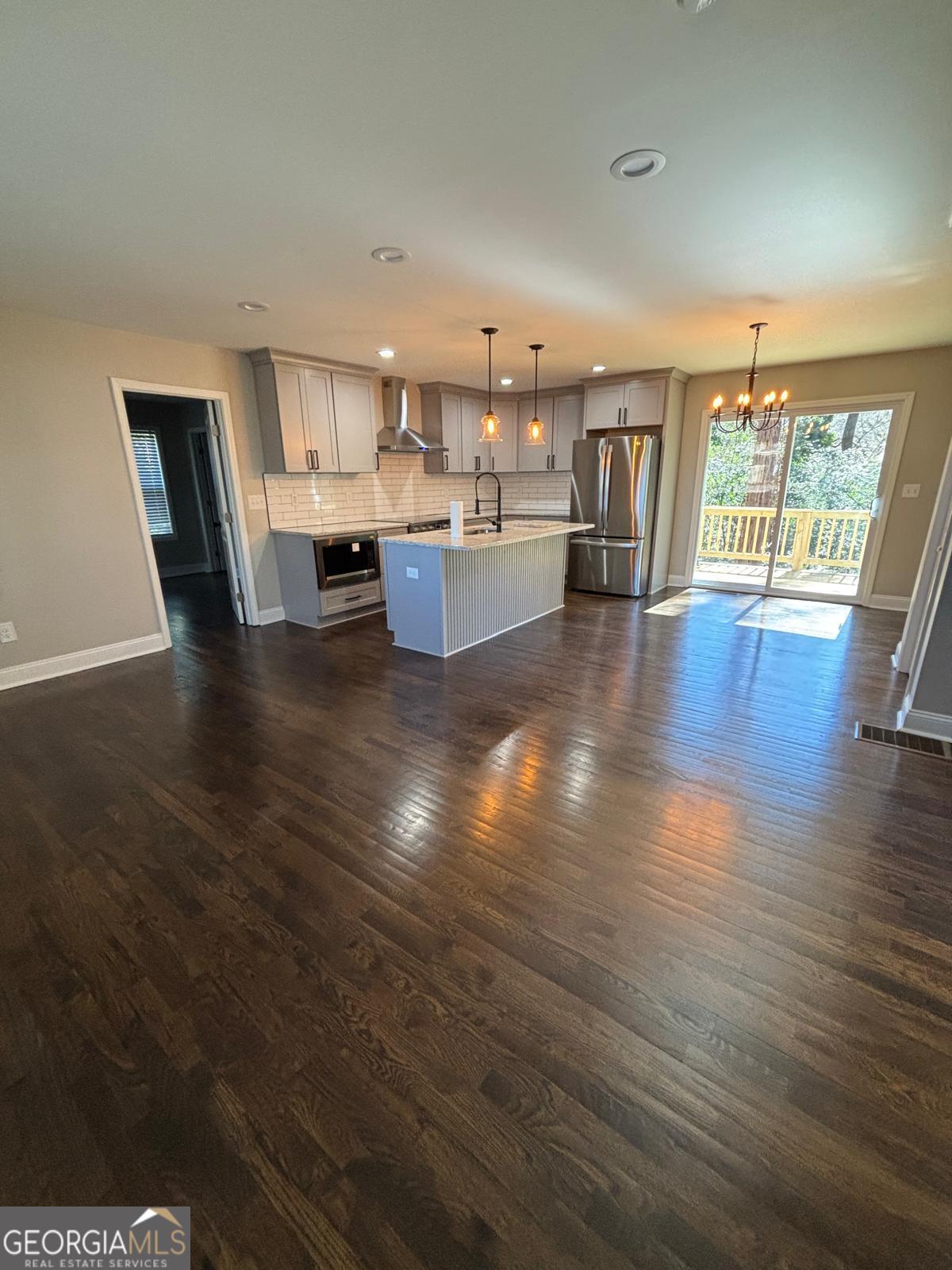 2485 Ortega Way Property Photo 7