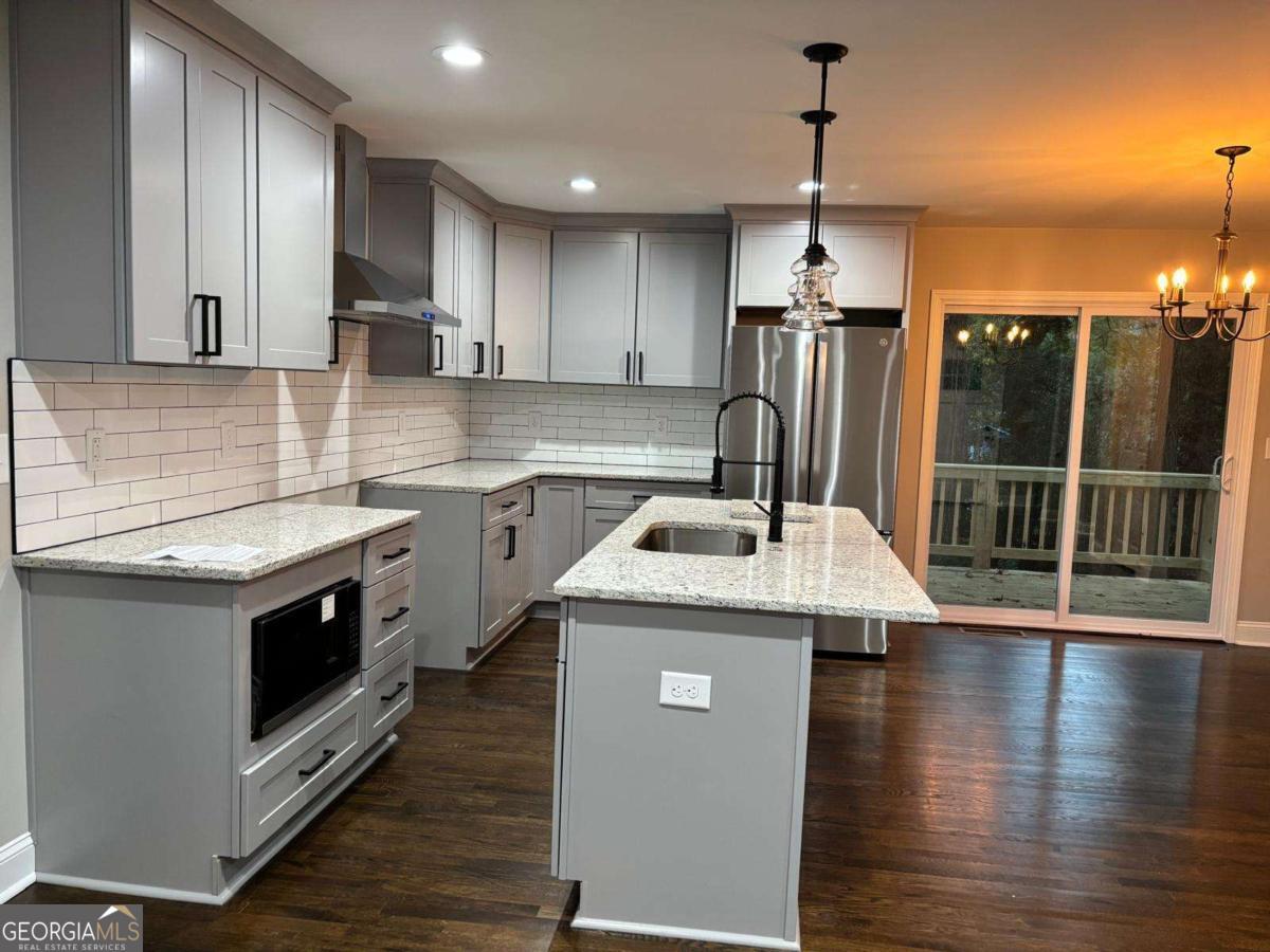 2485 Ortega Way Property Photo 10