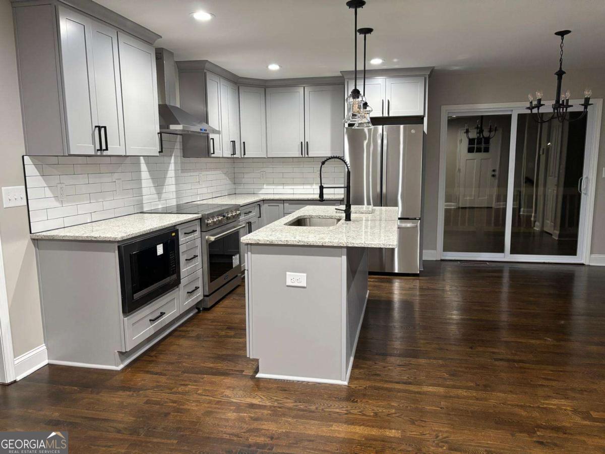 2485 Ortega Way Property Photo 12