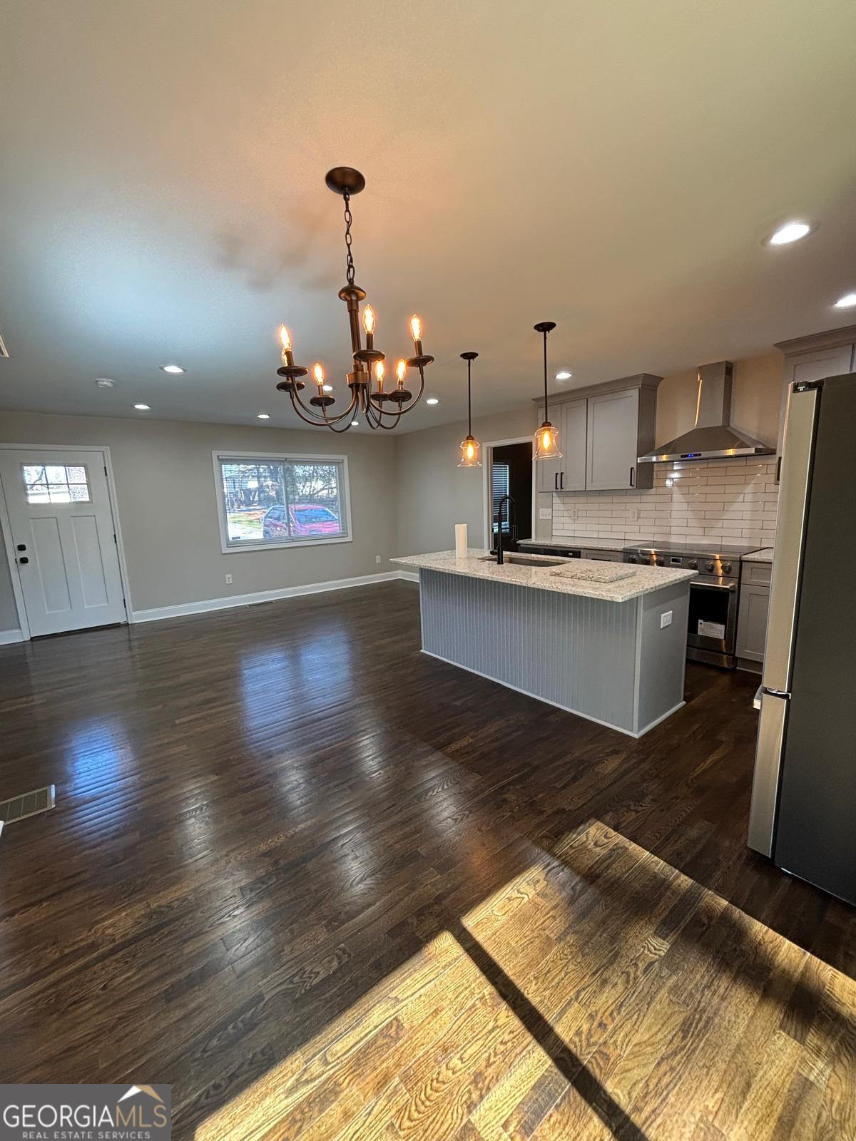 2485 Ortega Way Property Photo 13