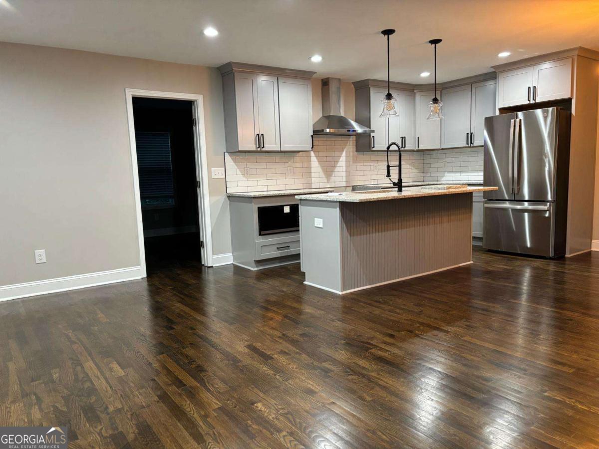 2485 Ortega Way Property Photo 15