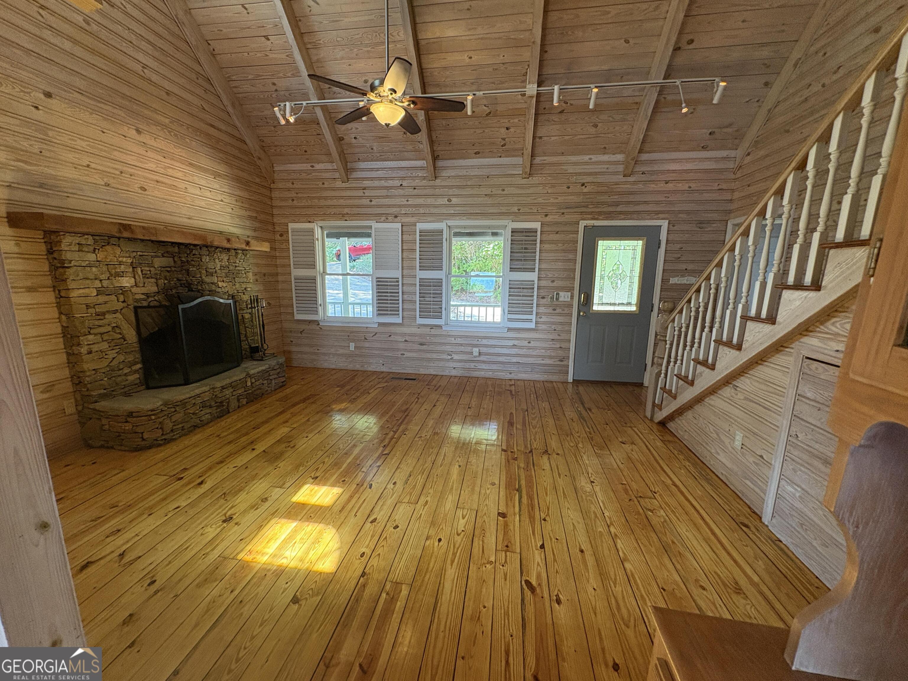 86 Yonah View Property Photo 4