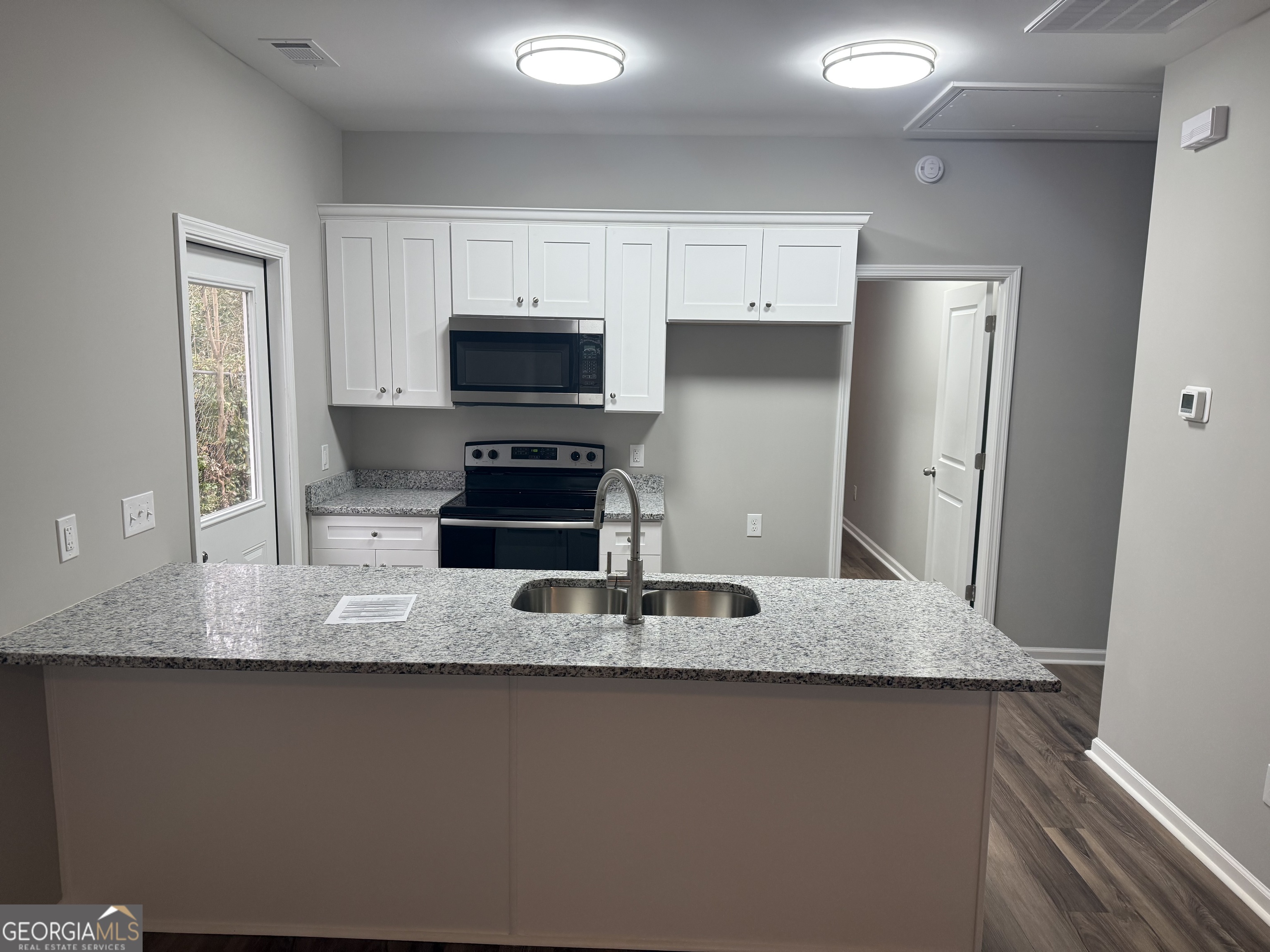 228 E Render Street Property Photo 3