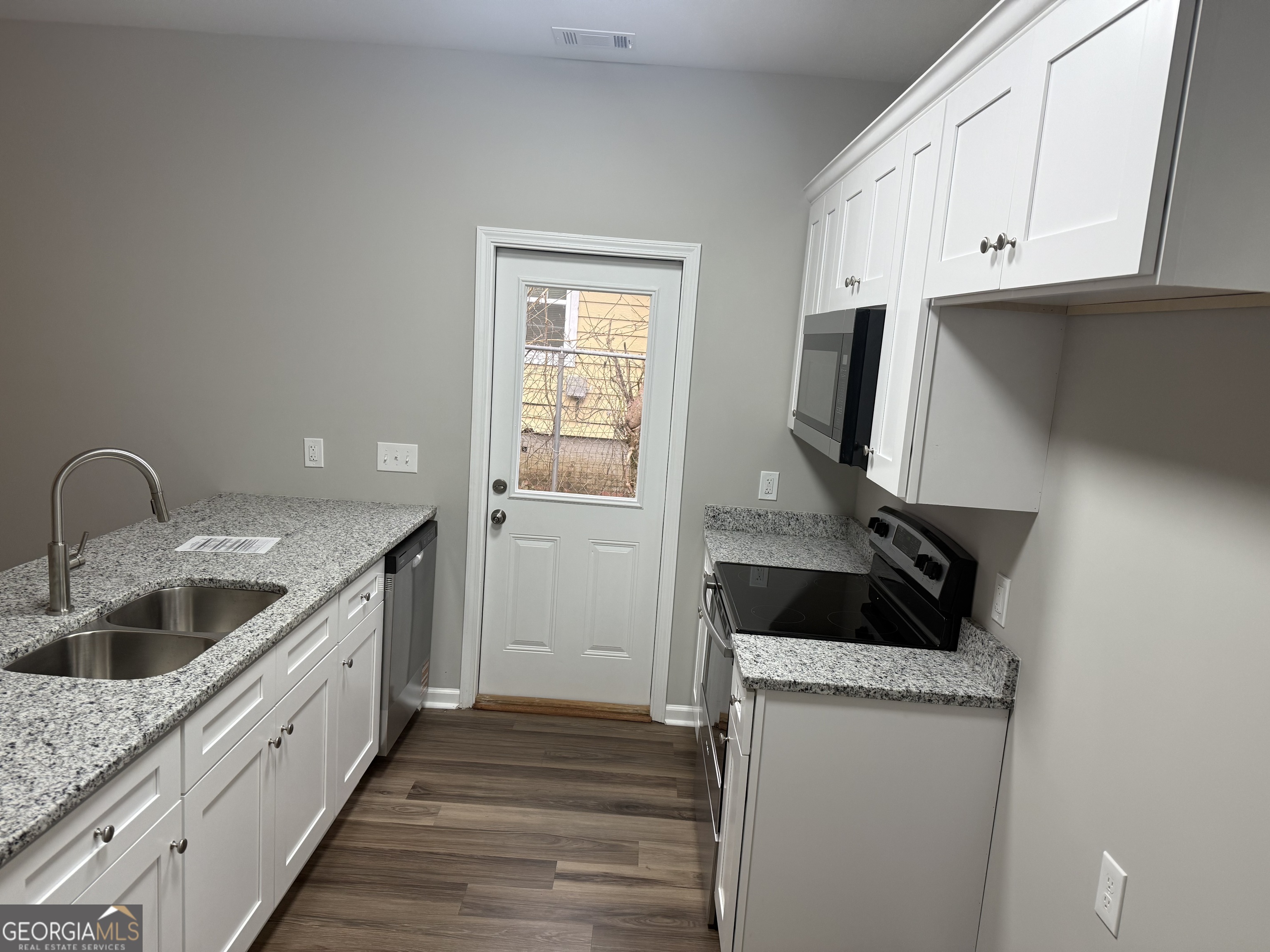 228 E Render Street Property Photo 4