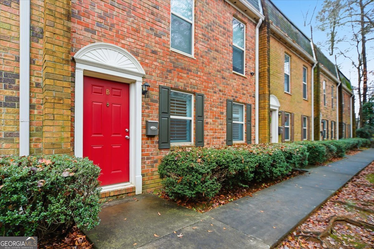 115 Winding River Drive Unit B Property Photo 3