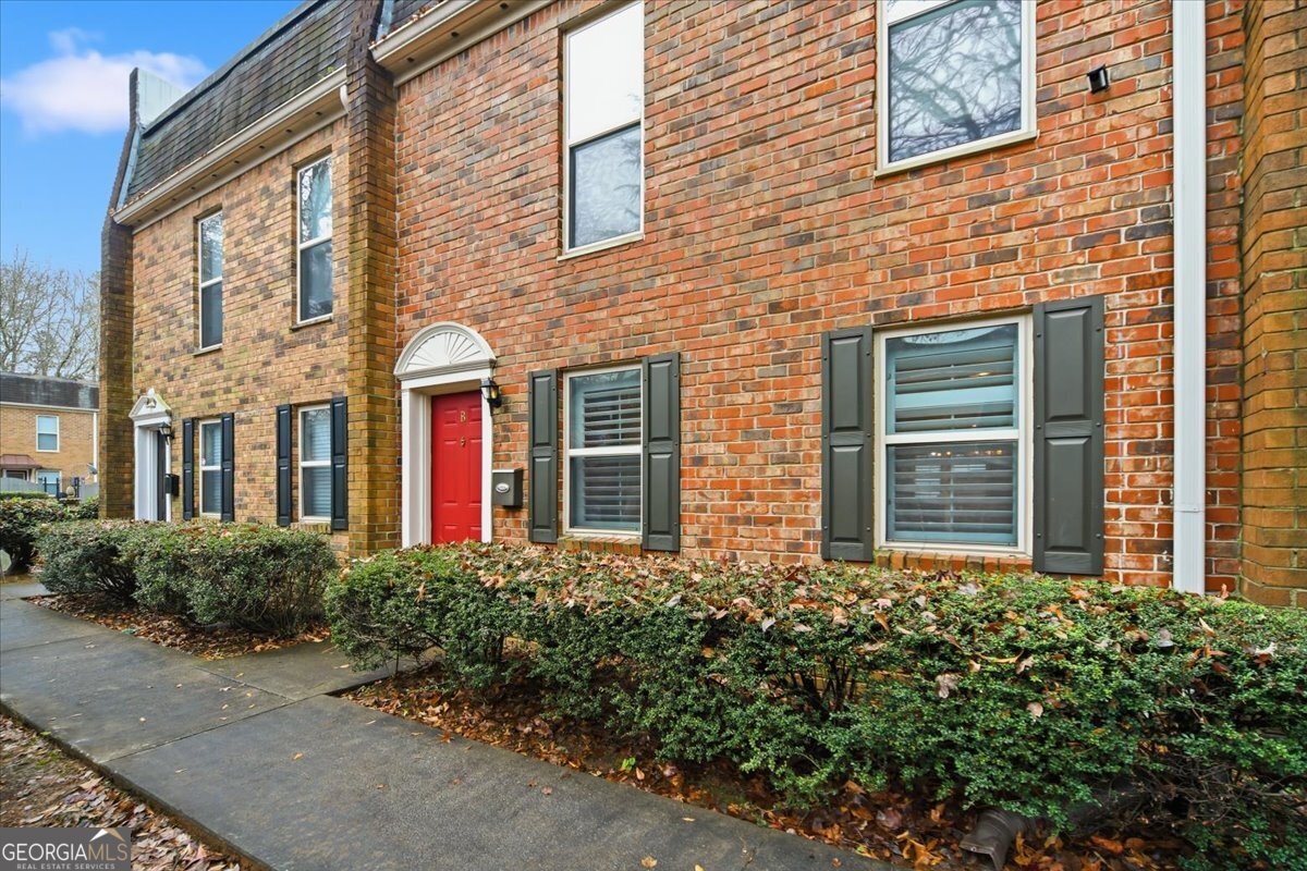 115 Winding River Drive Unit B Property Photo 4