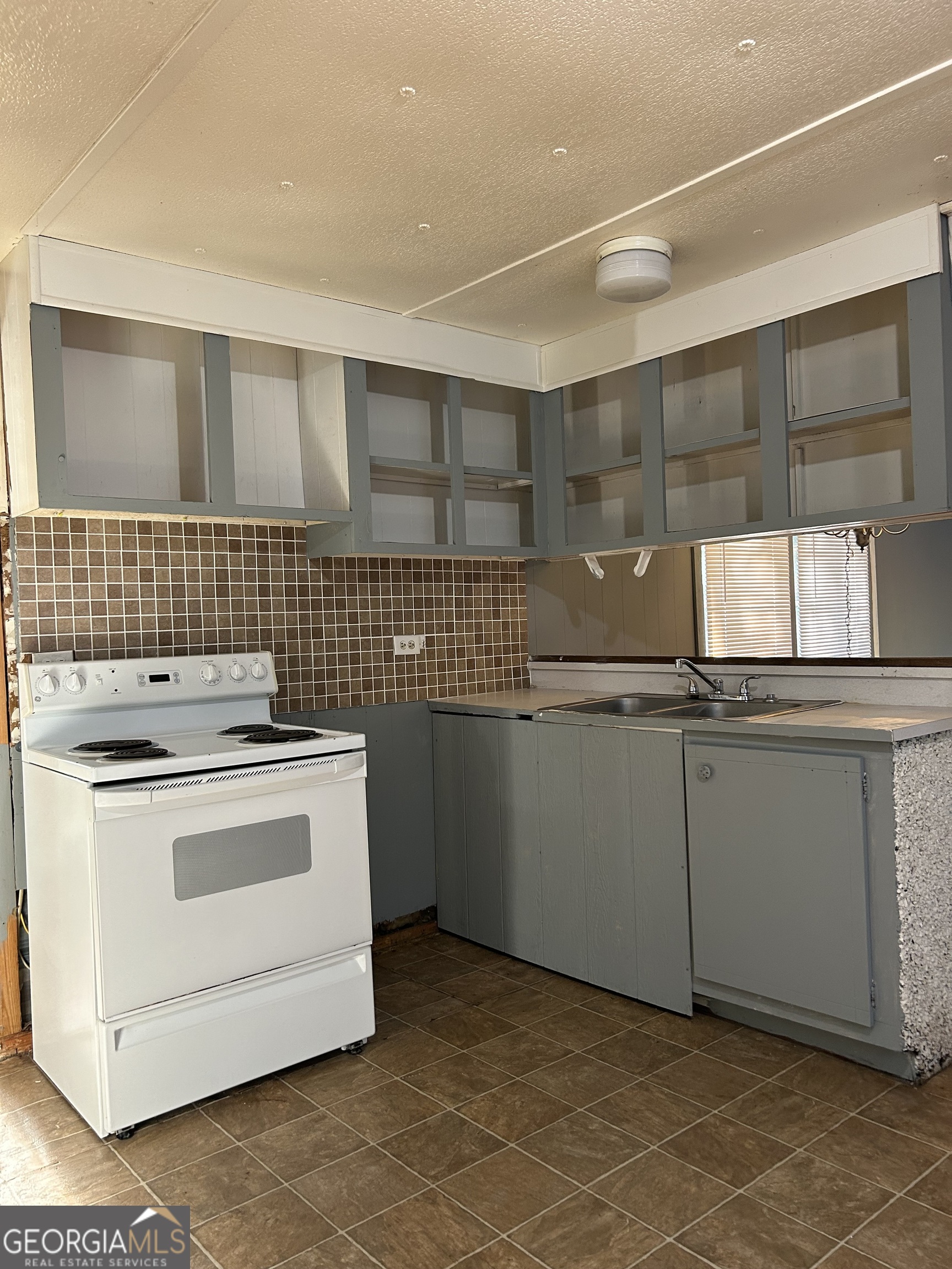4 Skyland Drive W Property Photo 3