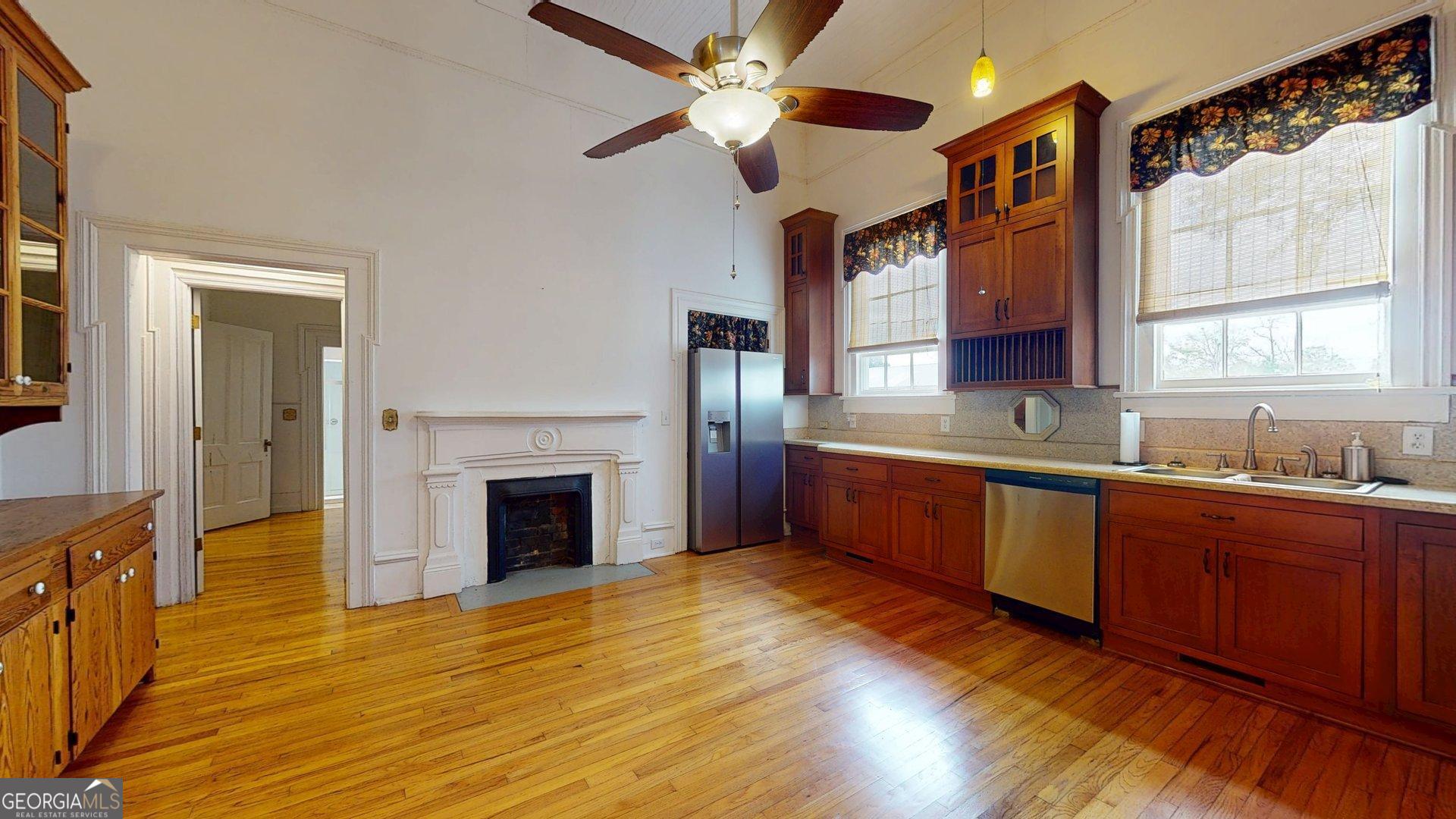 302 W 7th Street Property Photo 25