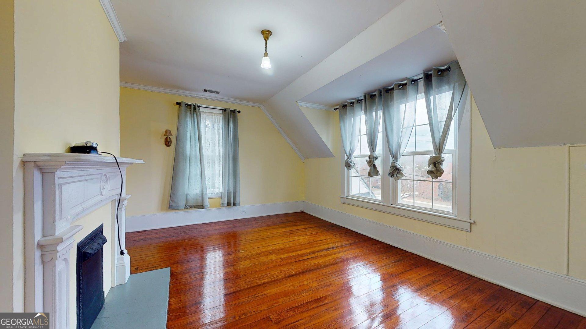 302 W 7th Street Property Photo 64