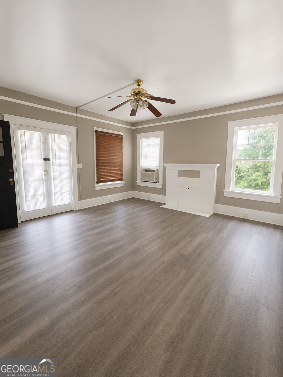 1049 Birch Street Property Photo 2