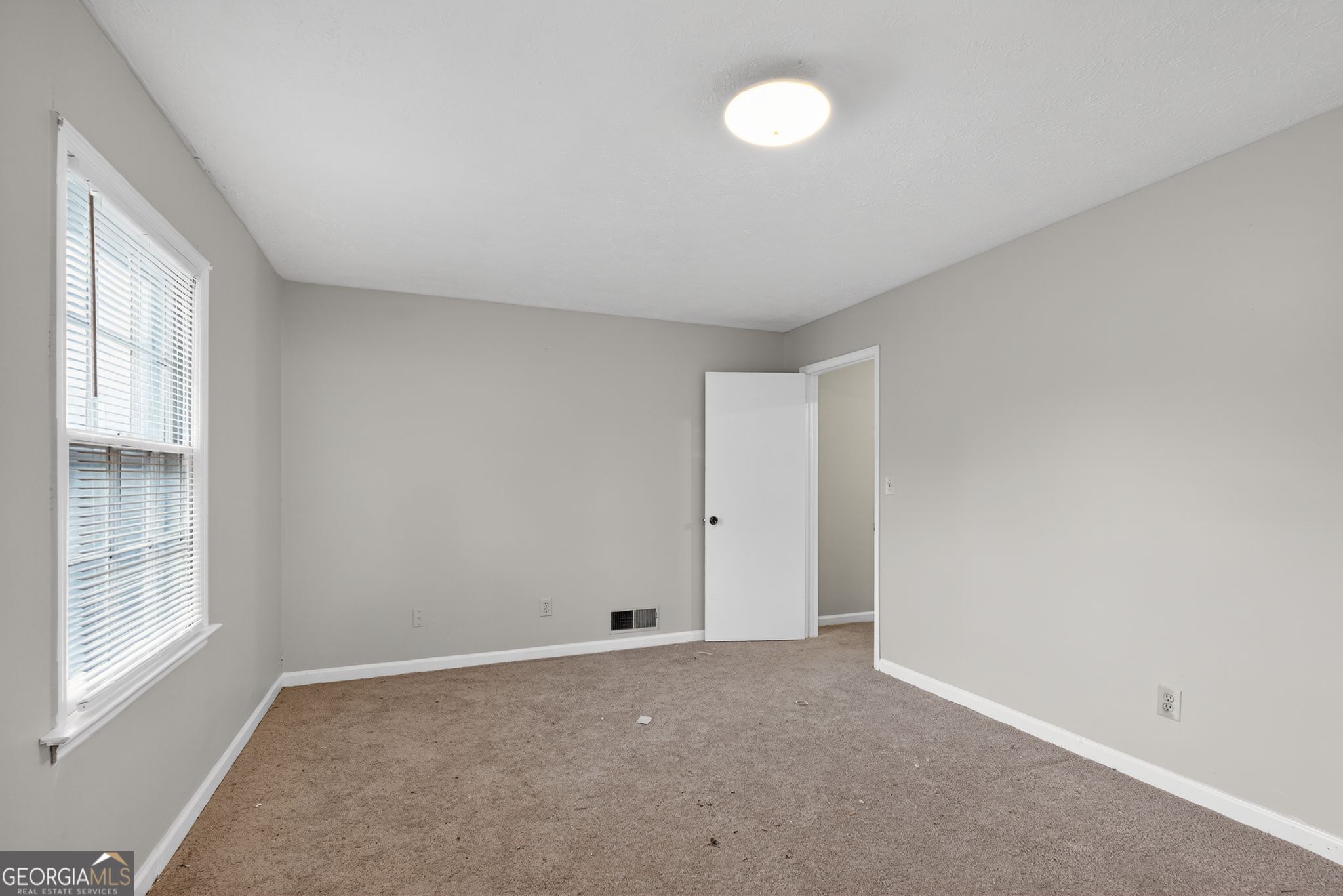 2653 Lester Street Property Photo 4