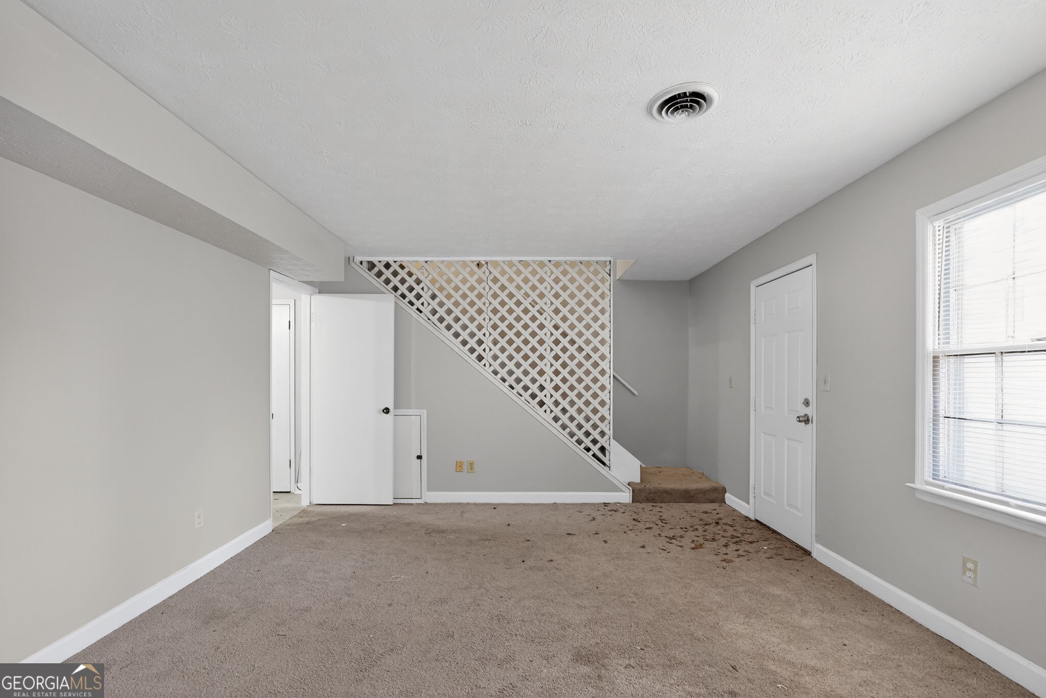 2653 Lester Street Property Photo 6