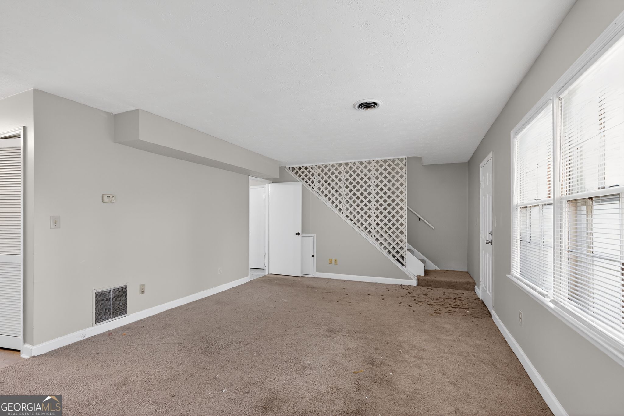 2653 Lester Street Property Photo 8