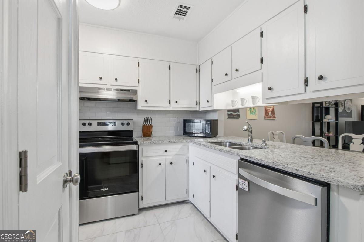 4170 Applegate Way Property Photo 6