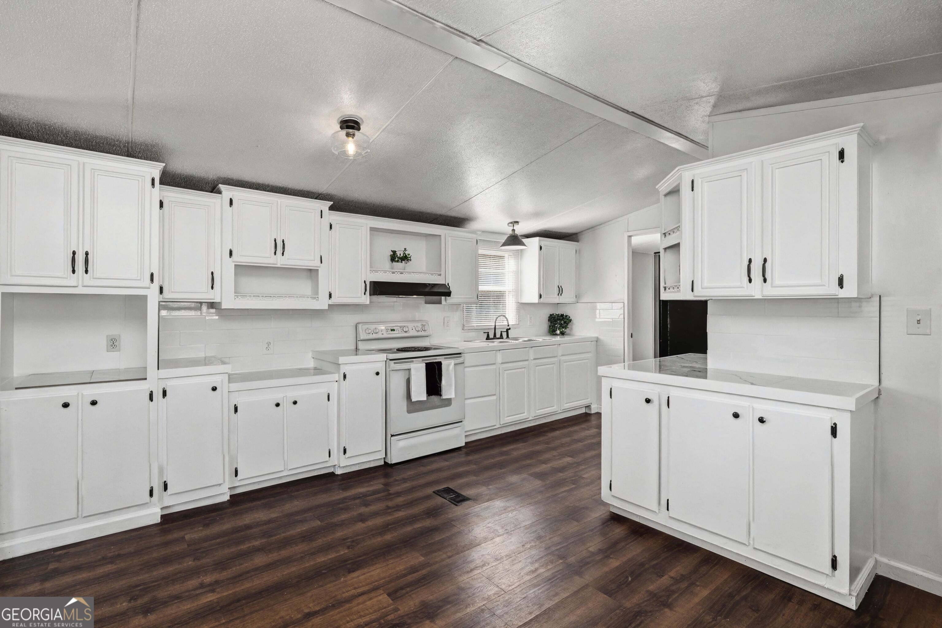 73 Lillian Circle Property Photo 6