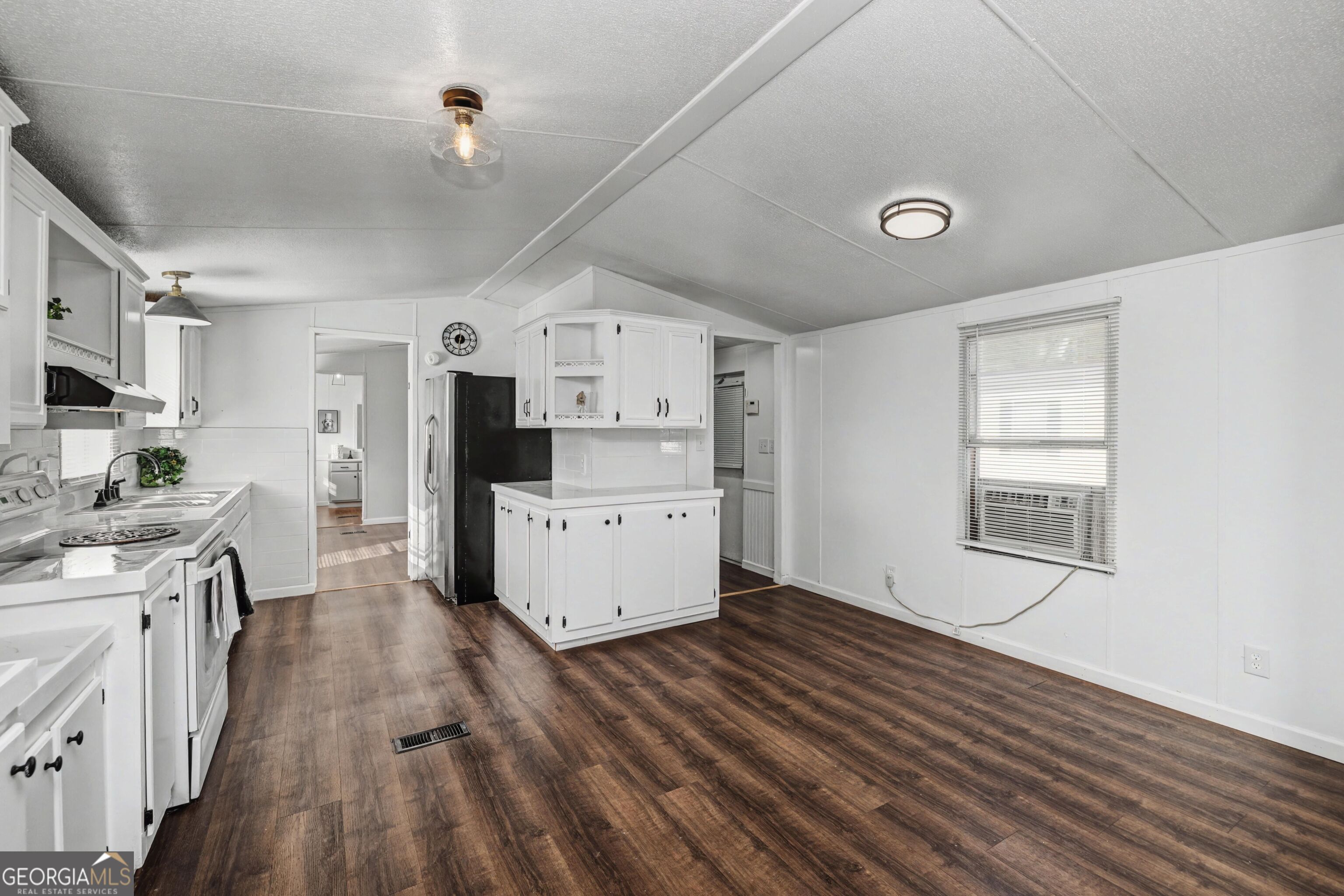 73 Lillian Circle Property Photo 7