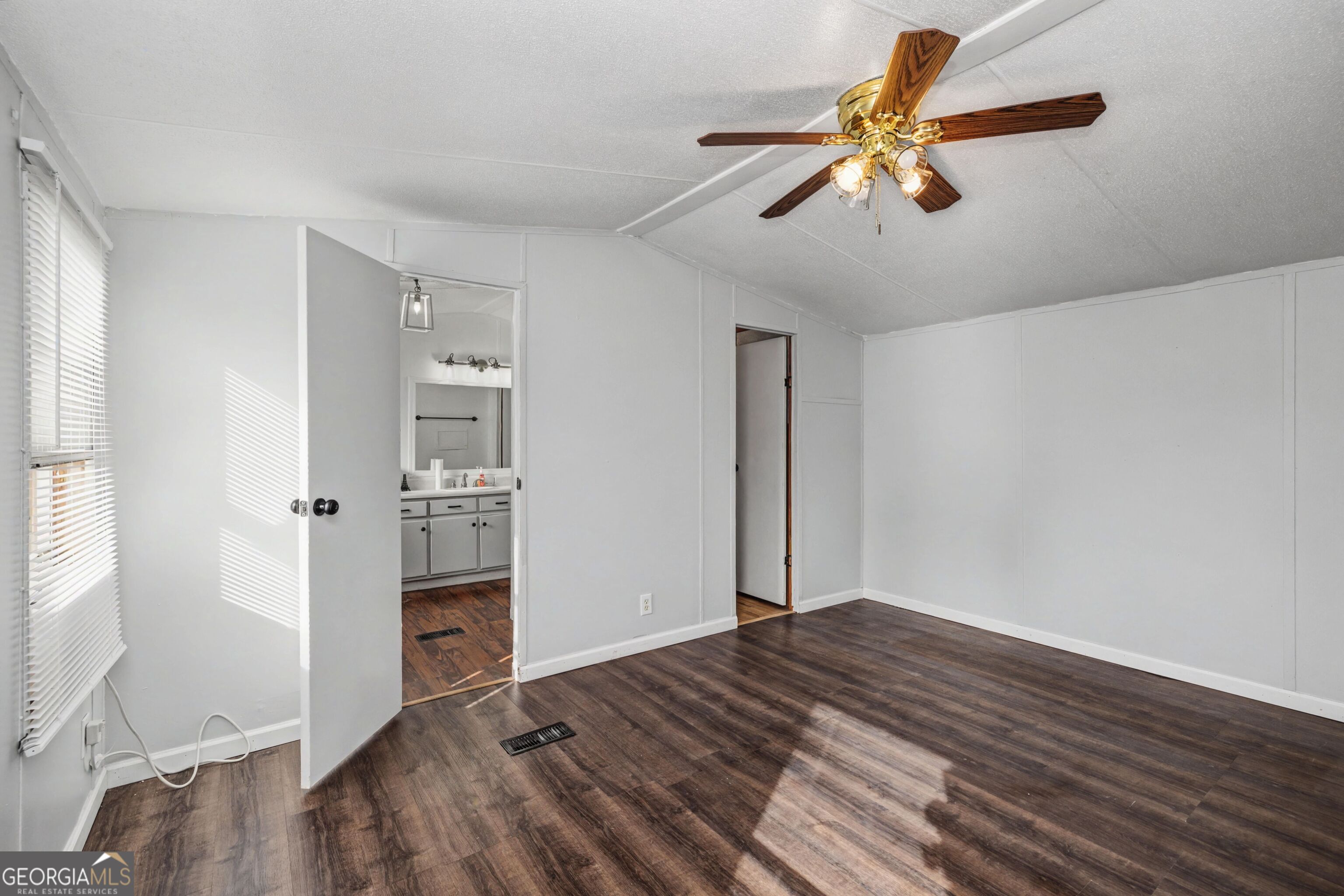 73 Lillian Circle Property Photo 8
