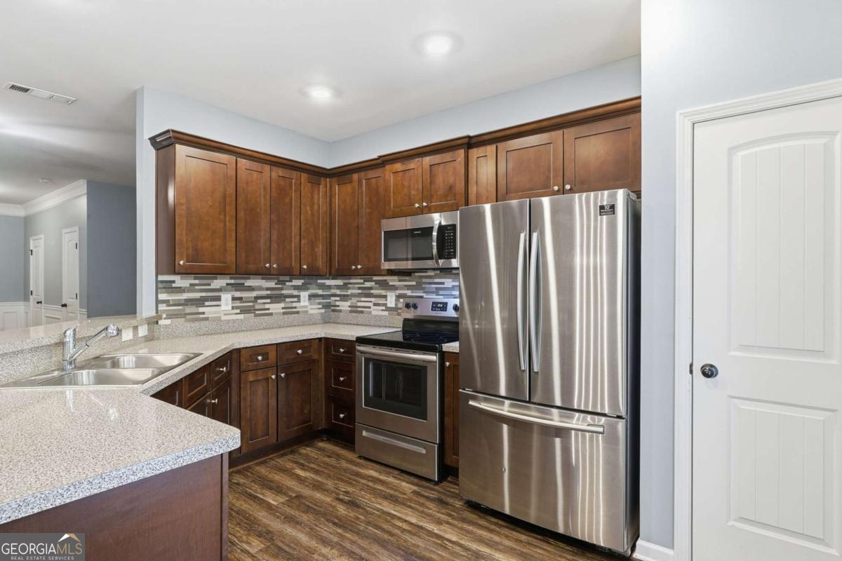 112 Spring Way Square Property Photo 3
