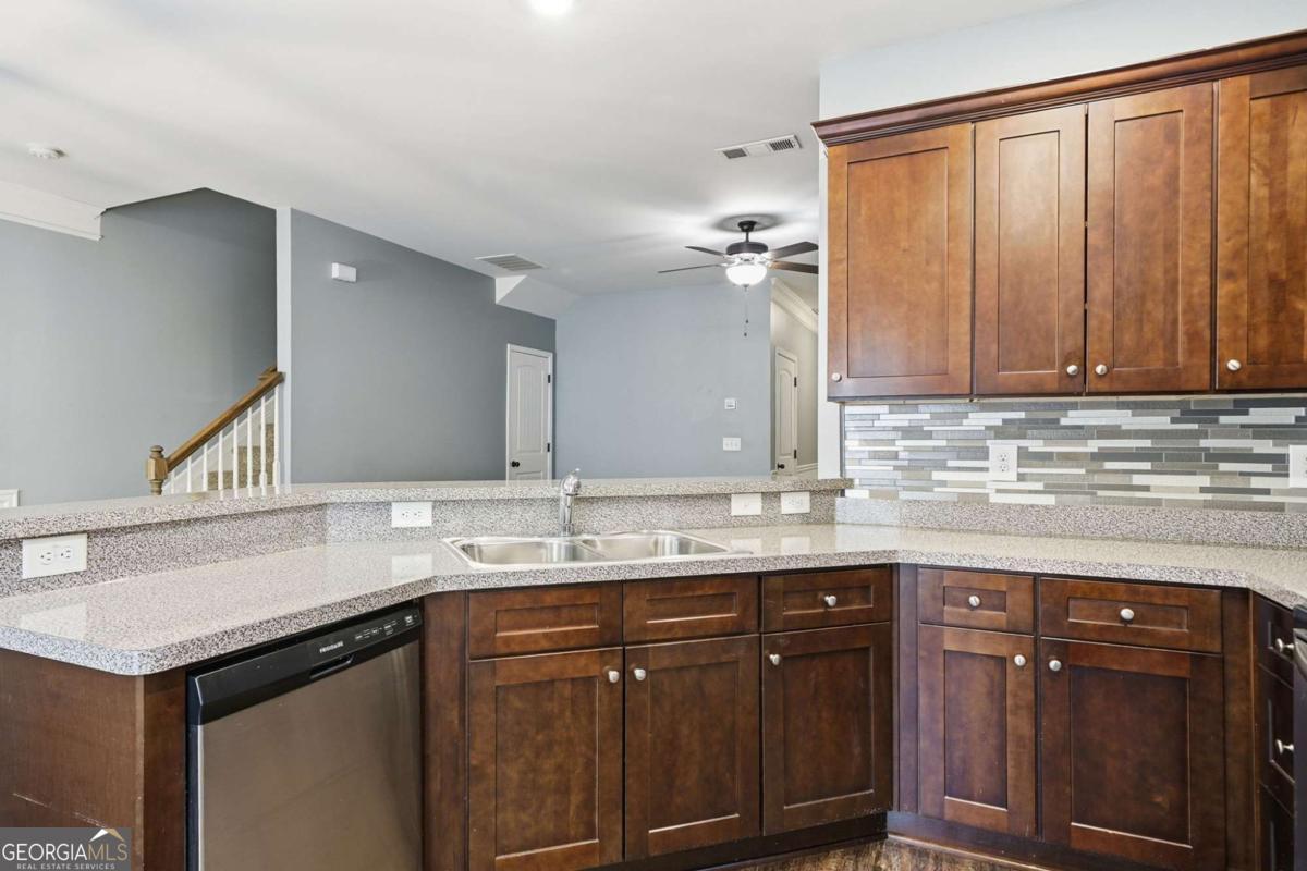 112 Spring Way Square Property Photo 4