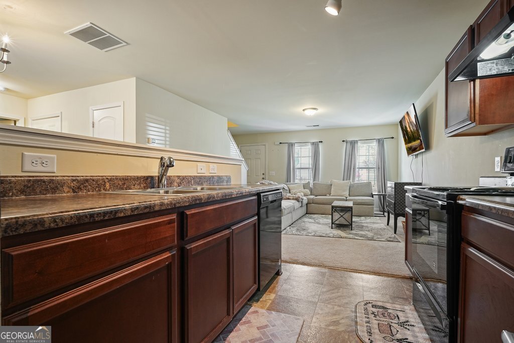 18 Oxford Lane Property Photo 12