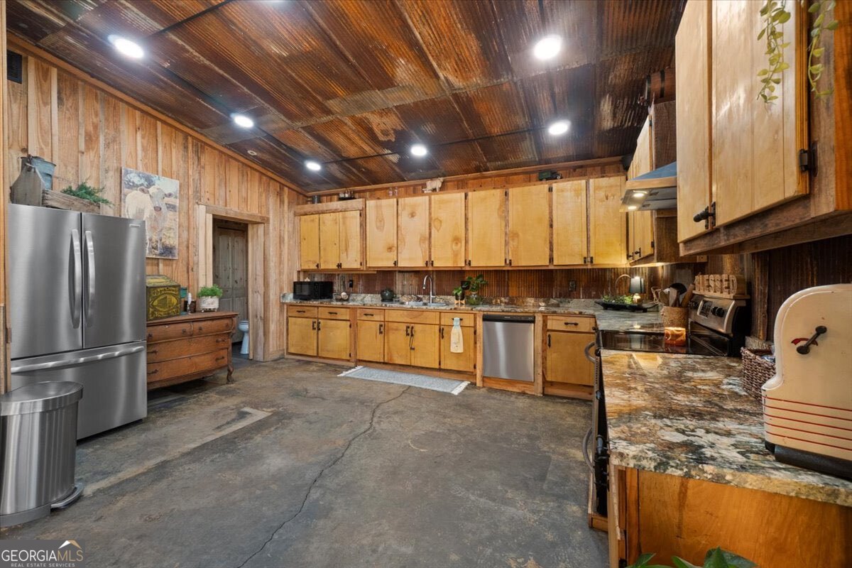 284 Snow Farm Road Property Photo 4