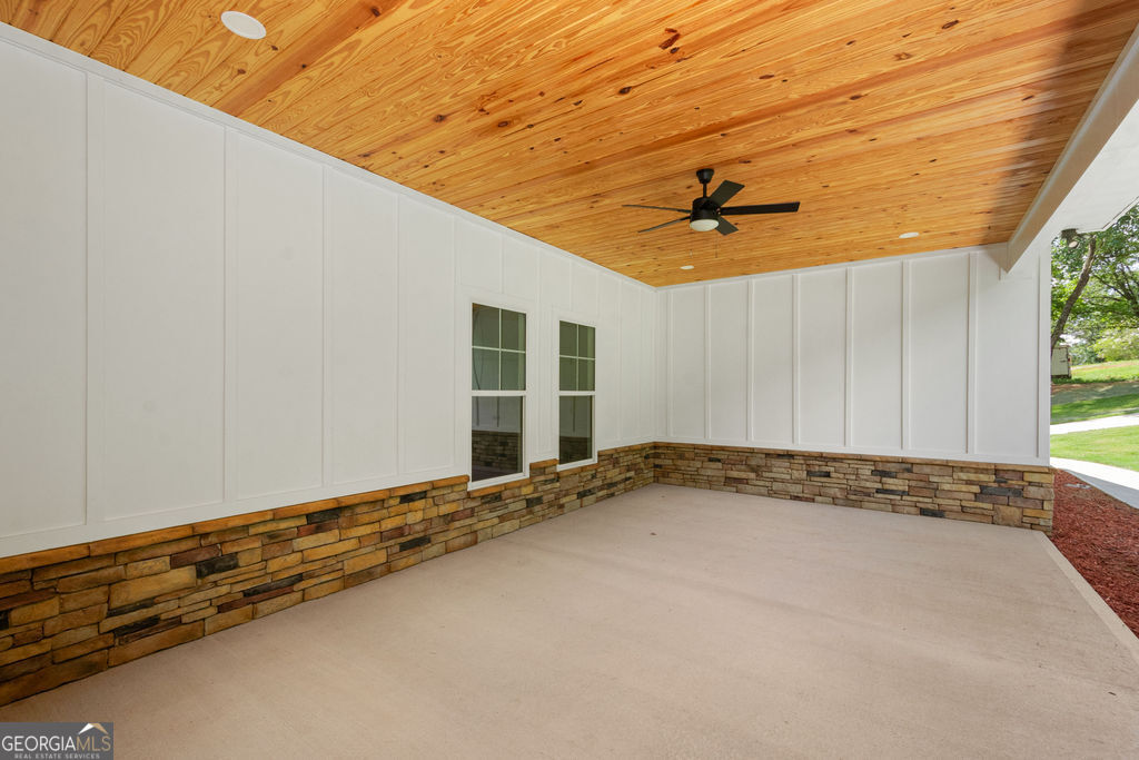 1000 Foxcroft Drive Property Photo 7