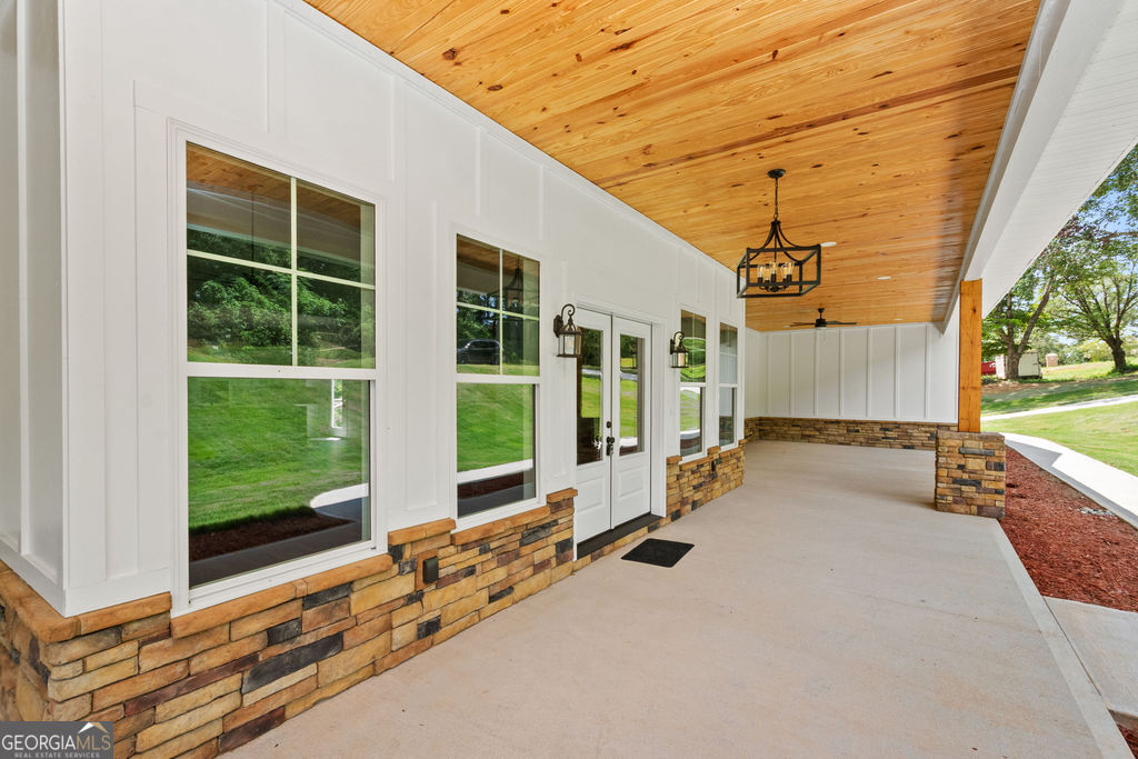 1000 Foxcroft Drive Property Photo 8