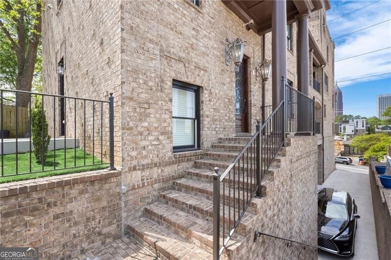 631 Boulevard Ne Property Photo 3
