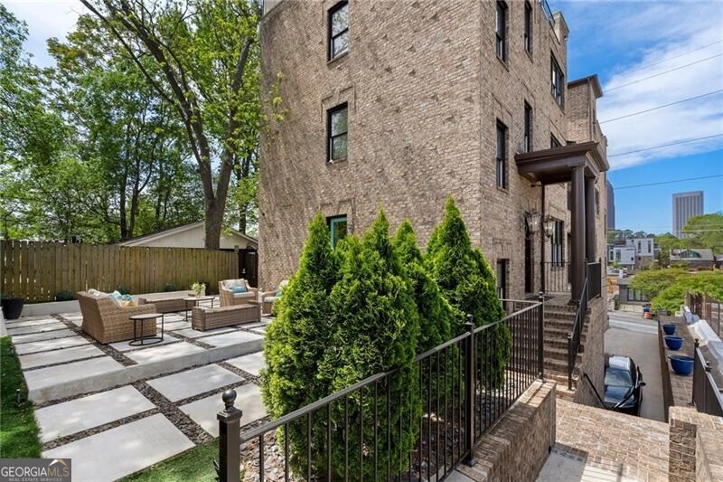 631 Boulevard Ne Property Photo 5