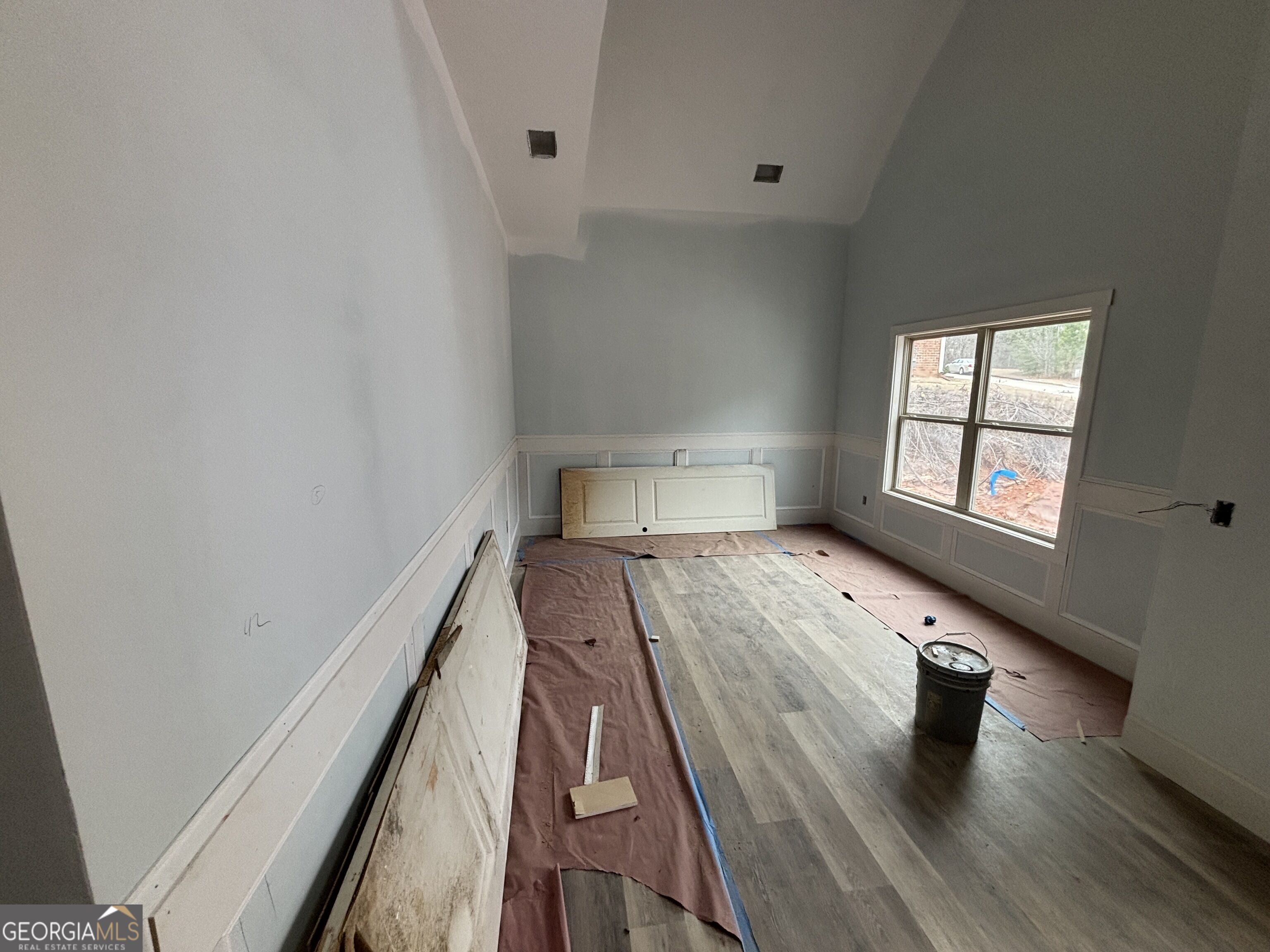 5585 Yorkshire Court Property Photo 4