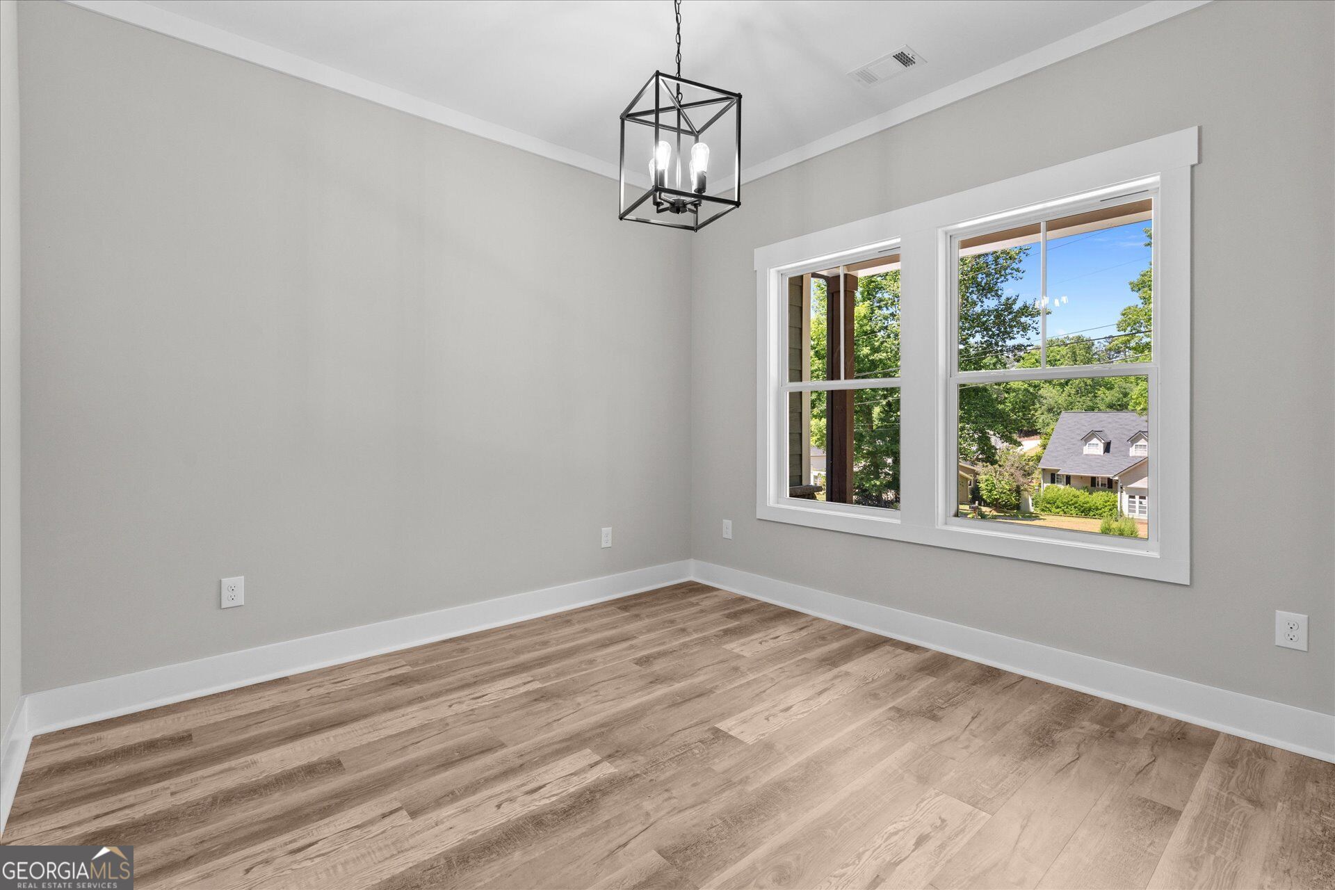 10041 Lakeview Parkway Property Photo 6