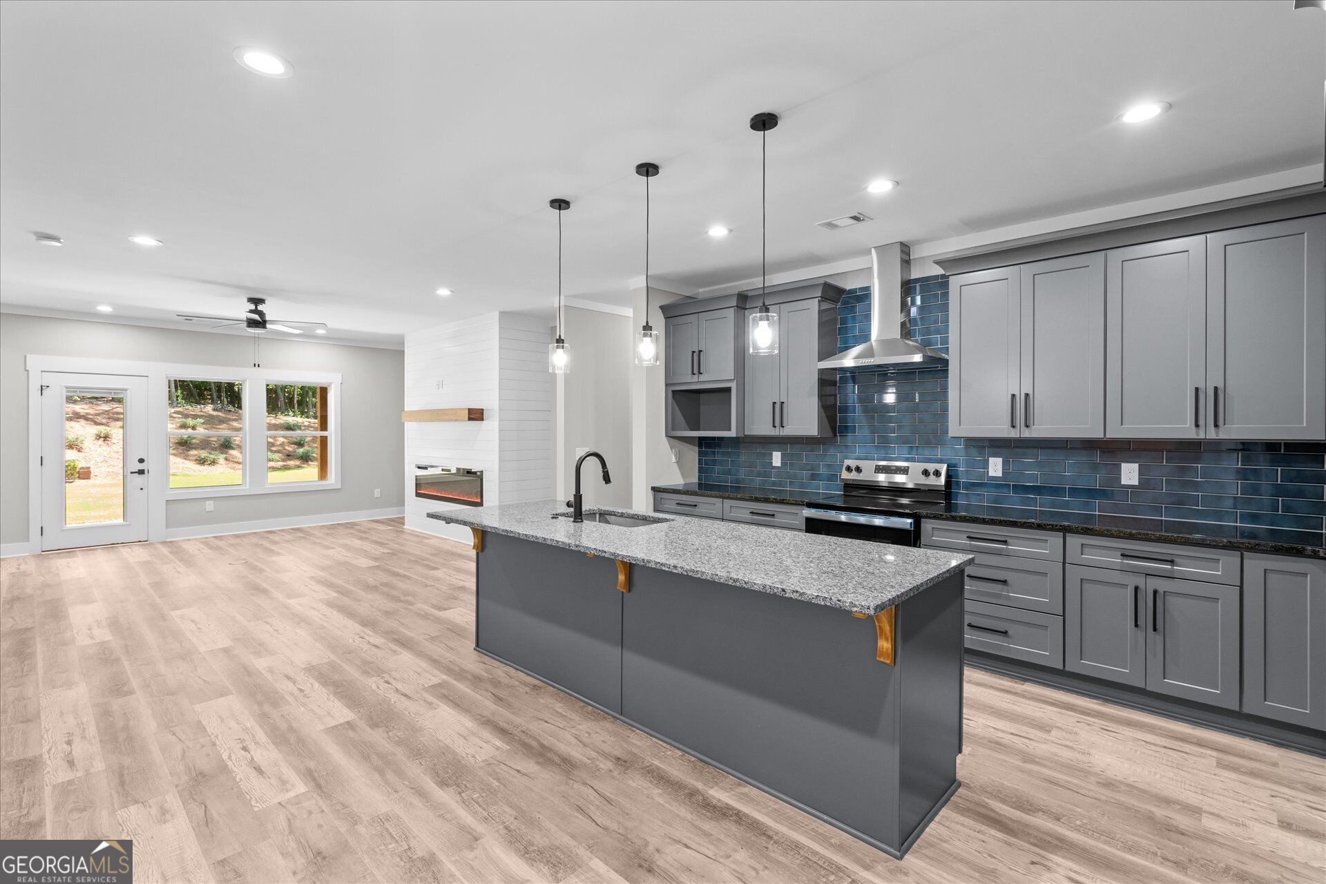 10041 Lakeview Parkway Property Photo 8