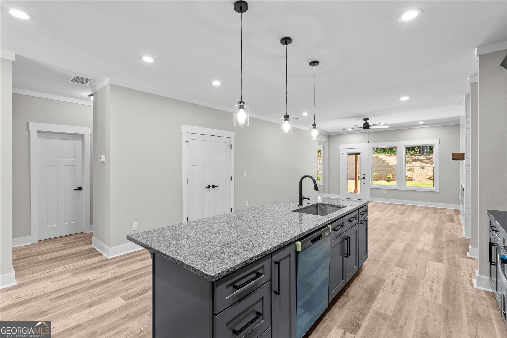 10041 Lakeview Parkway Property Photo 9