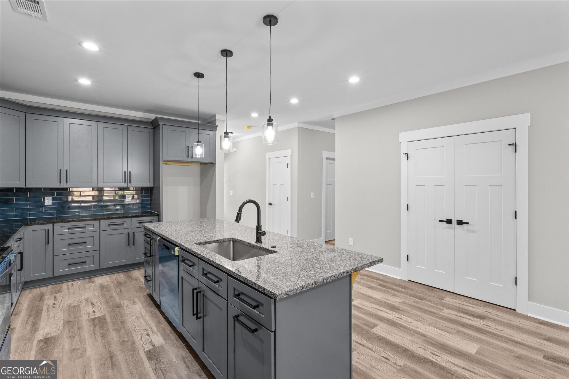 10041 Lakeview Parkway Property Photo 10