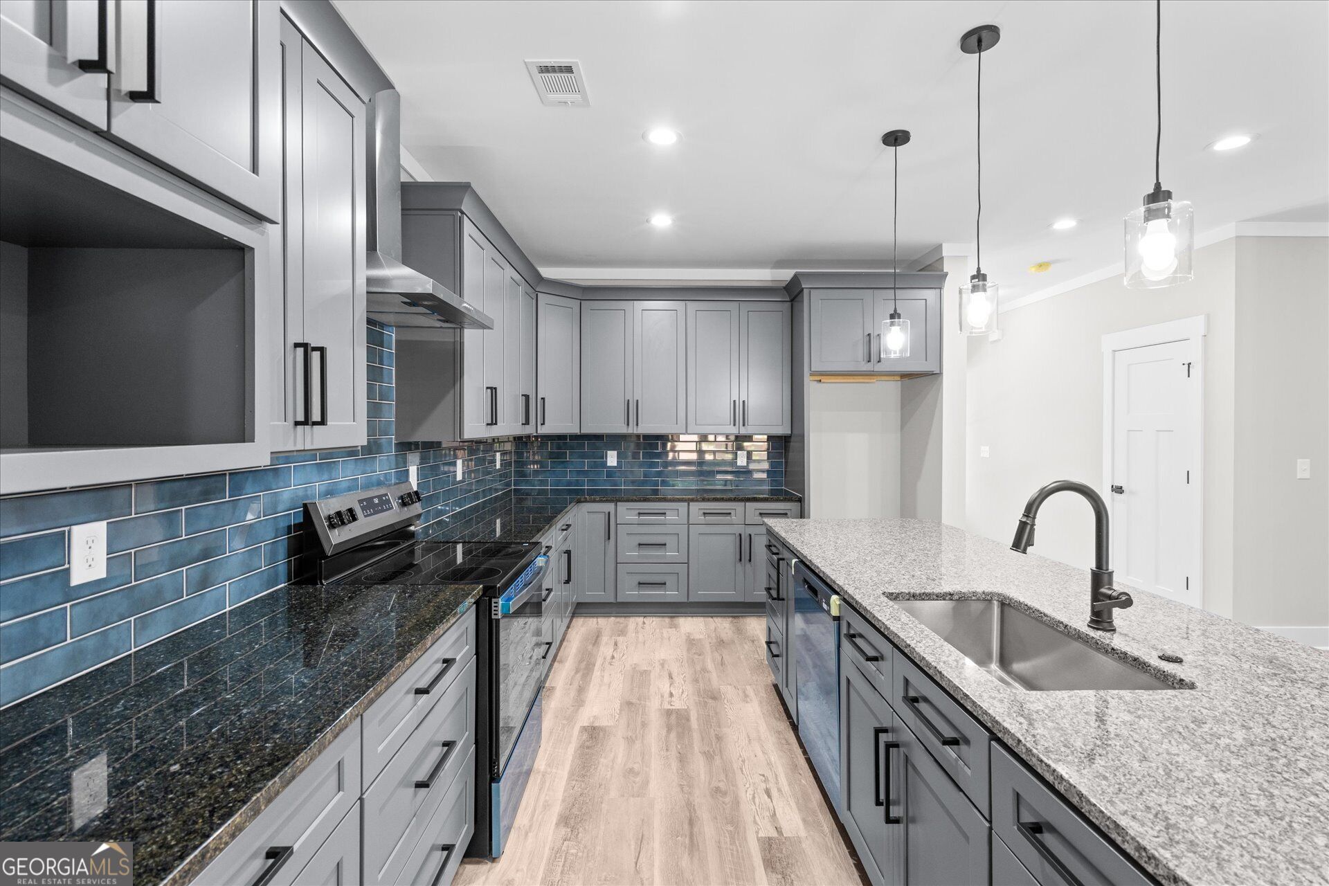 10041 Lakeview Parkway Property Photo 11
