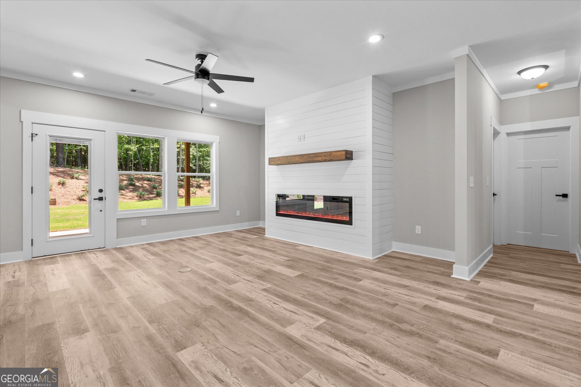 10041 Lakeview Parkway Property Photo 14